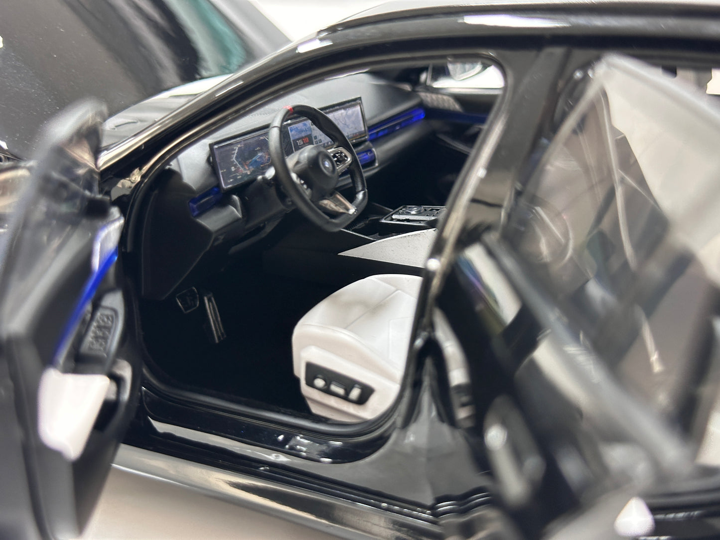 MINICHAMPS 1/18 BMW i5 M60 Touring 2024 Metallic Black 110023602
