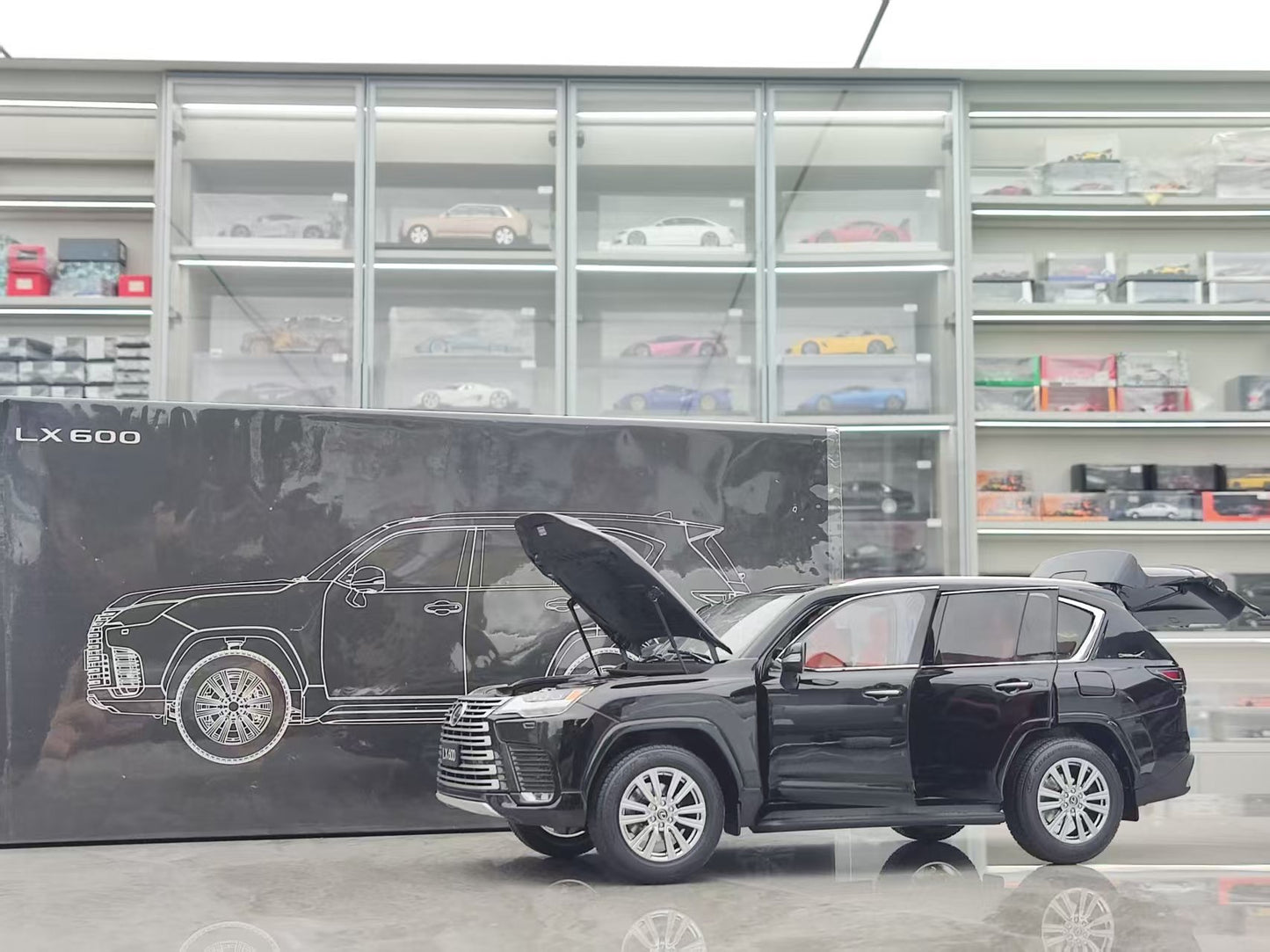 LCD 1/18 Lexus LX600 Black LCD124