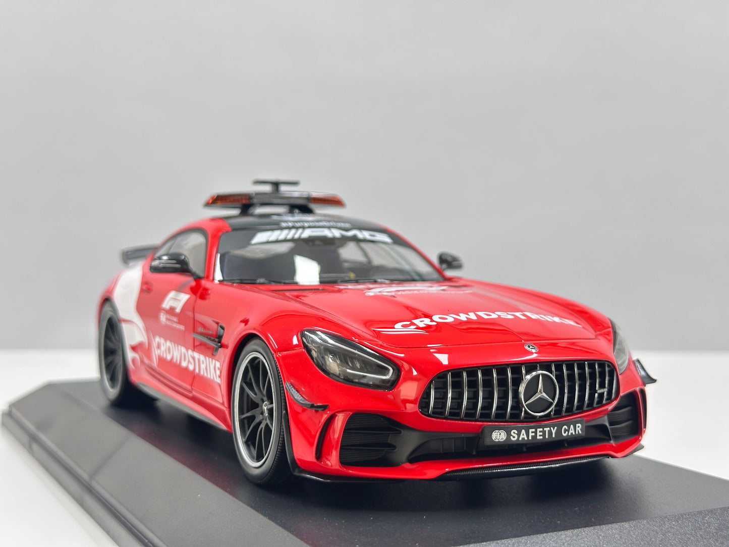 MINICHAMPS 1/18 Mercedes-AMG GT-R F1 Safety Car 2021 Red Livery 155036095