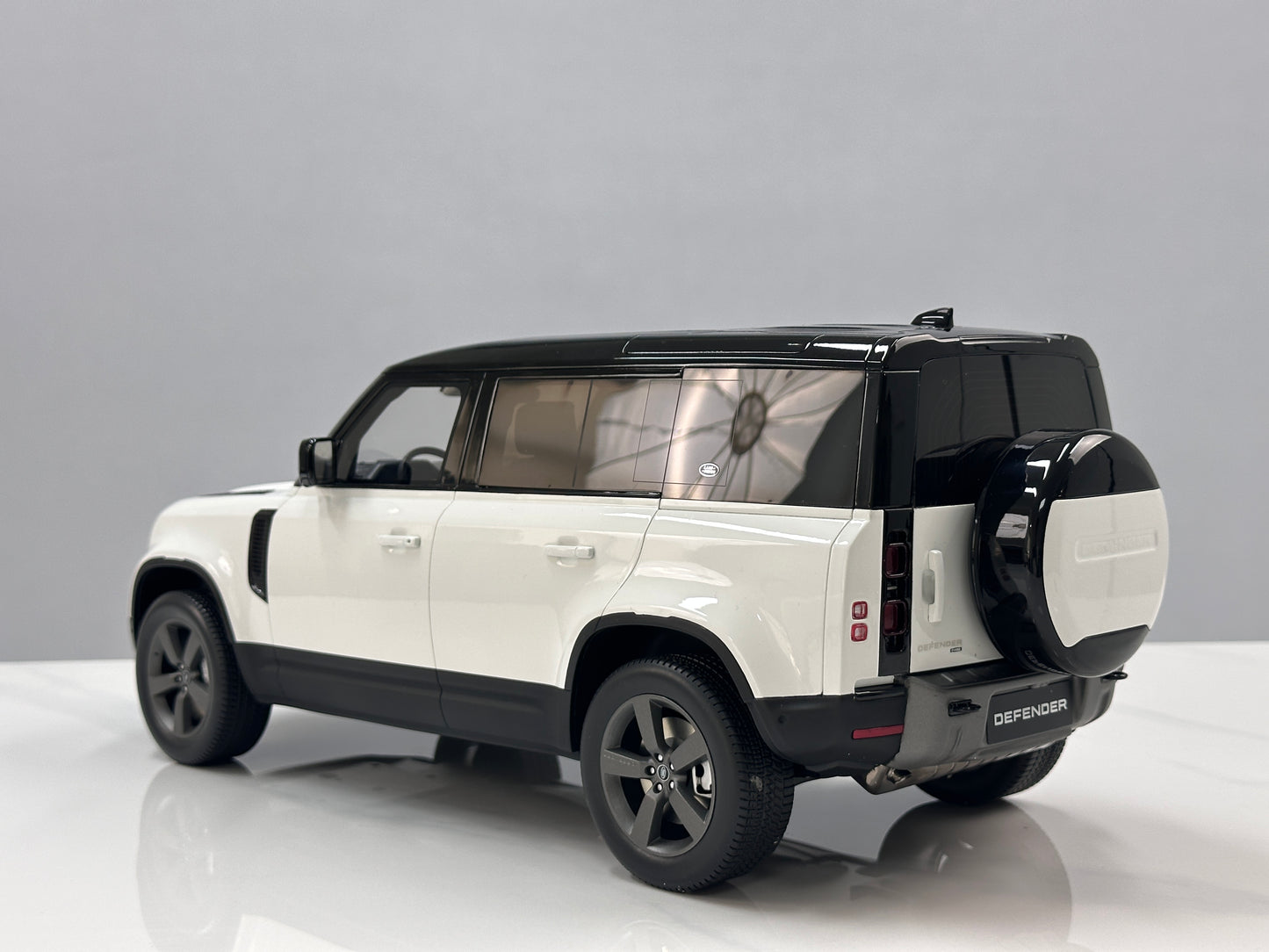 GT Spirit 1/12 Land Rover DEFENDER 110 P400X White GT554