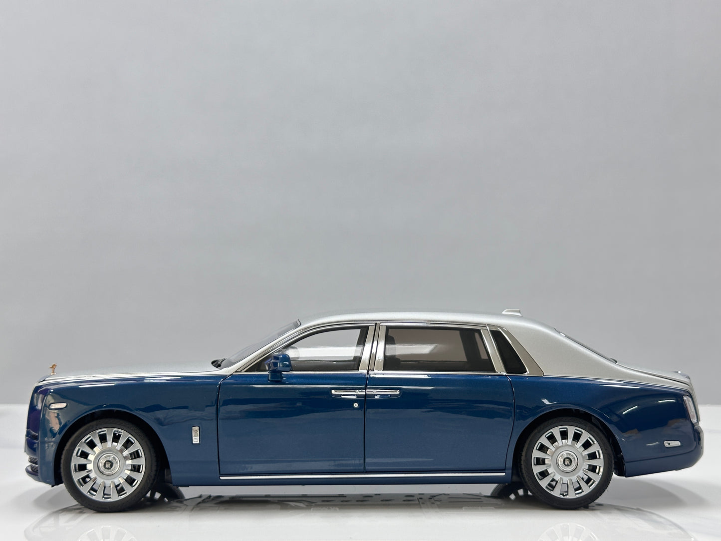 ZP 1/18 Rolls-Royce Phantom VIII – Silver / Pikes Peak Blue (ZP122)
