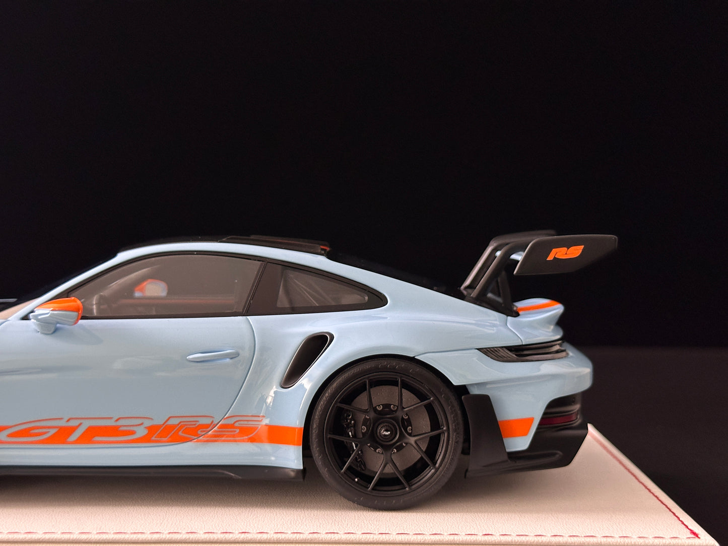 GH MODEL 1/18 Porsche 992 GT3RS Gulf Oil GH017
