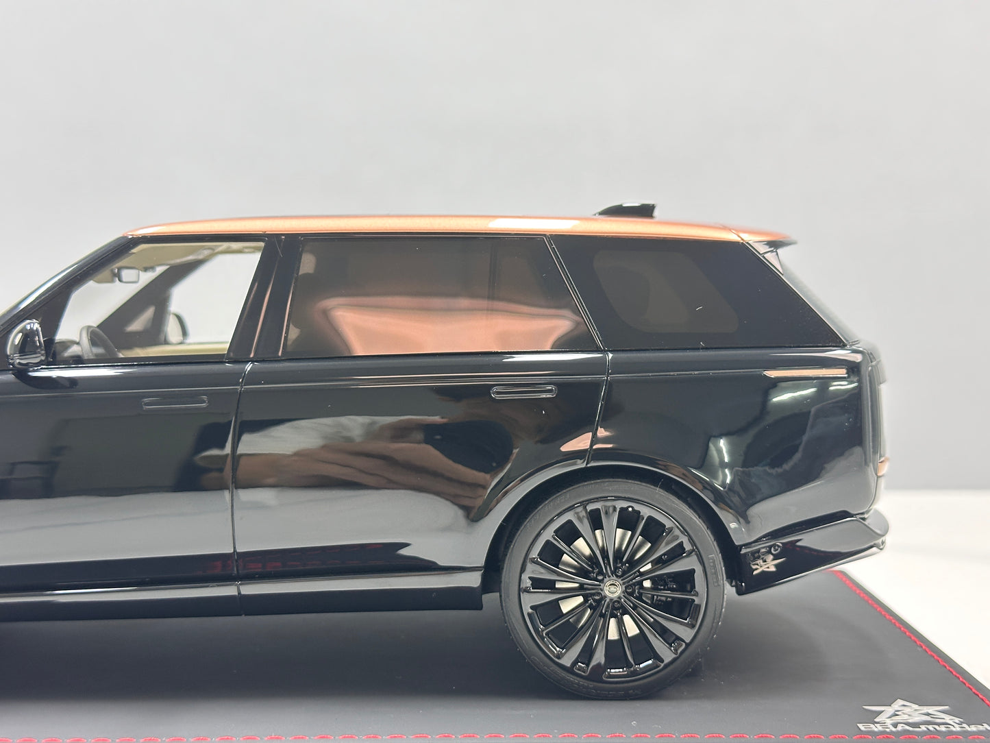 BBA MODEL 1:18 Land Rover Range Rover Autobiography – Black & Gold (BBA066)