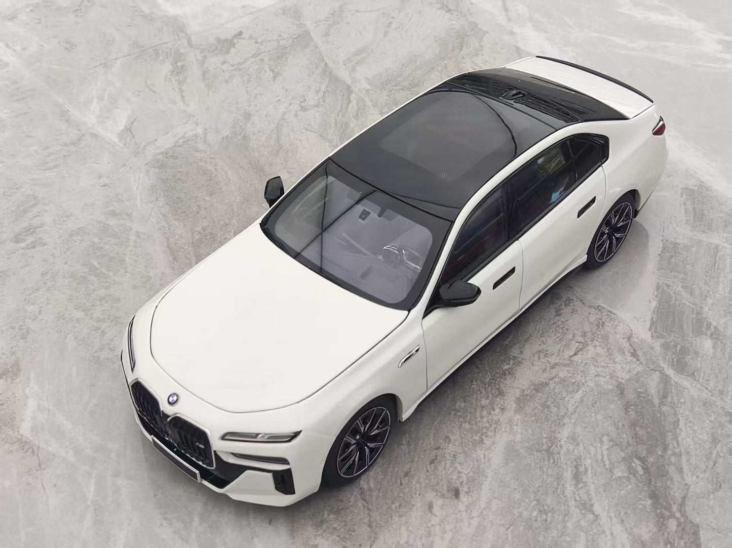 MINICHAMPS 1/18 BMW i7 M70 (G70) Diecast Fully Opening Car Model