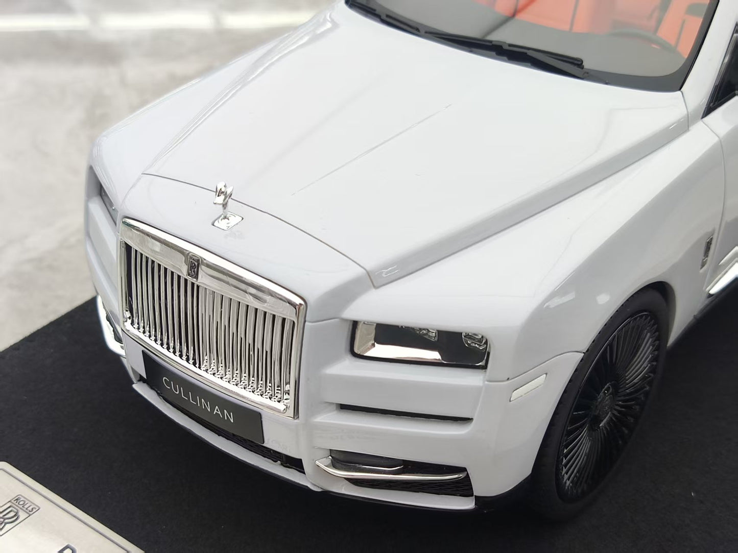 GL 1/18 Rolls-Royce Cullinan Grey JS-GL031
