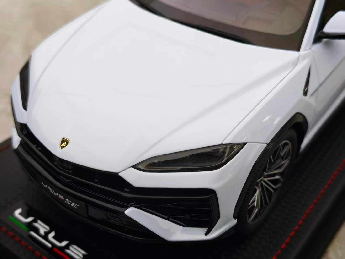MR 1/18 Lamborghini Urus SE Sapphire White LAMBO061B