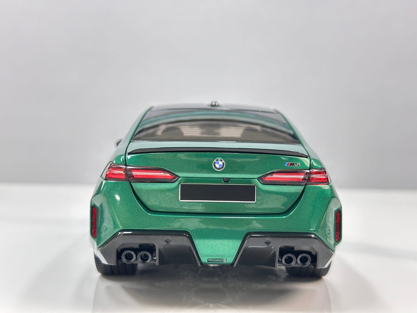 MINICHAMPS 1/18 BMW M5 (2024) Metallic Green 110023800