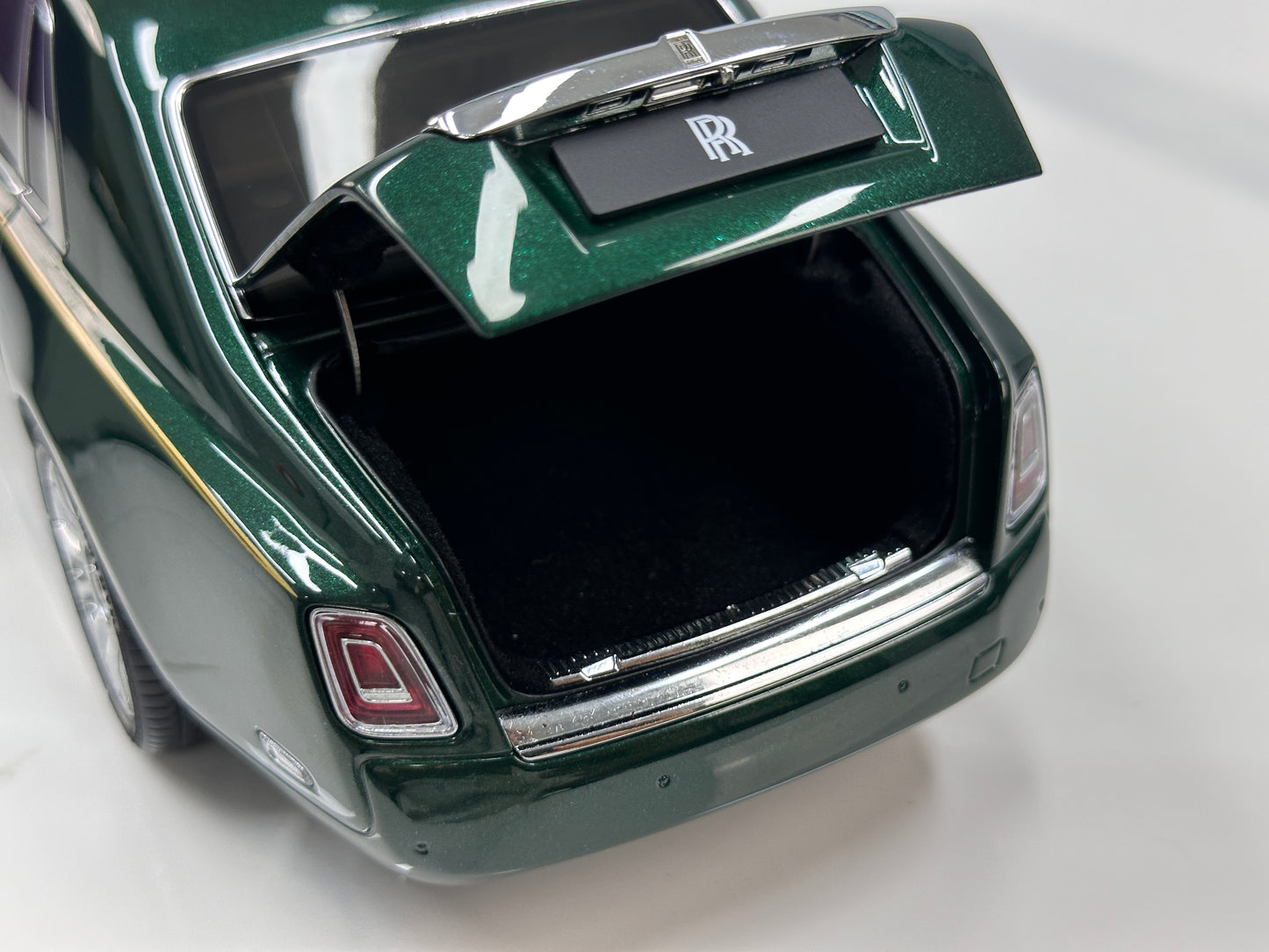 ZP 1/18 Rolls-Royce Phantom VIII (Gold Badge / Leather Suitcase Edition) – Peninsula Green (ZP117)