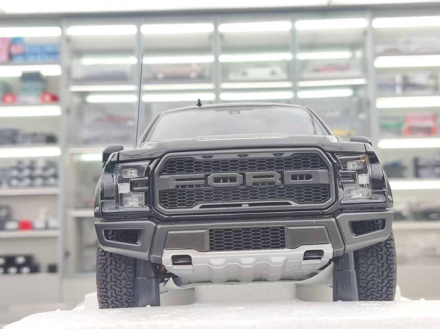 AUTO Art 1/18 Ford F-150 RAPTOR SUPERCREW 2019 Black 72947