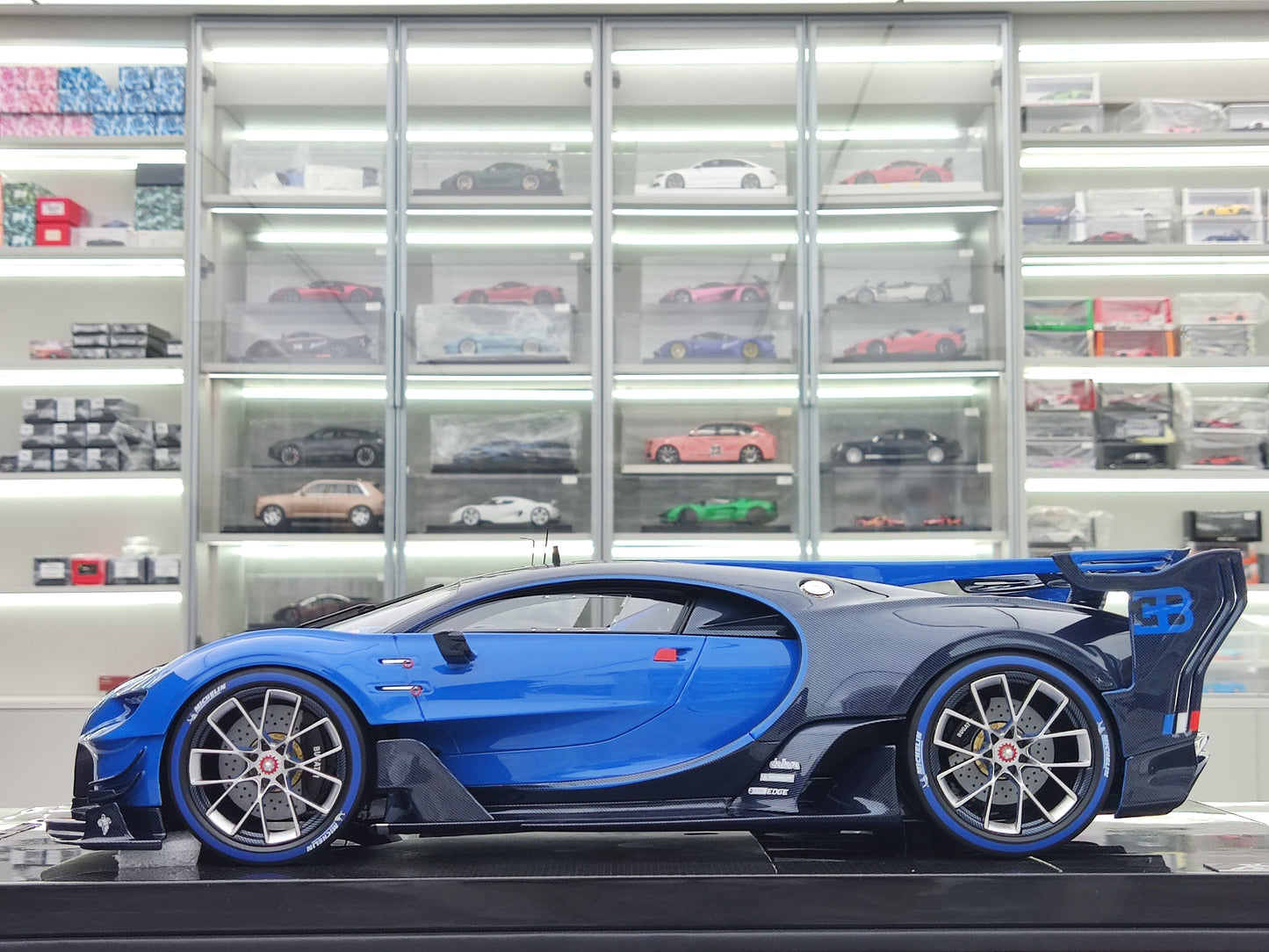 RUNNER 1/12 Bugatti Vision Gran Turismo Blue RNR021
