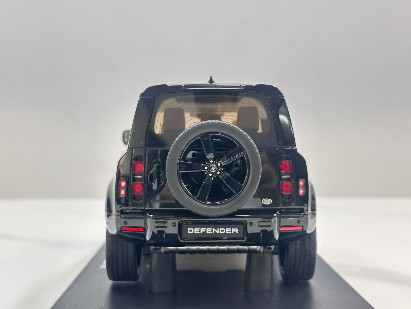 GT Spirit 1/18 Land Rover Defender 90 Black GT992