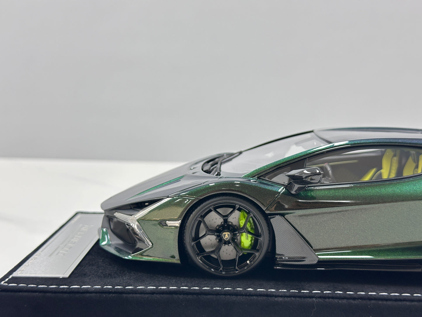 HH Model 1/18 Lamborghini Revuelto Green/Purple Chameleon HH621