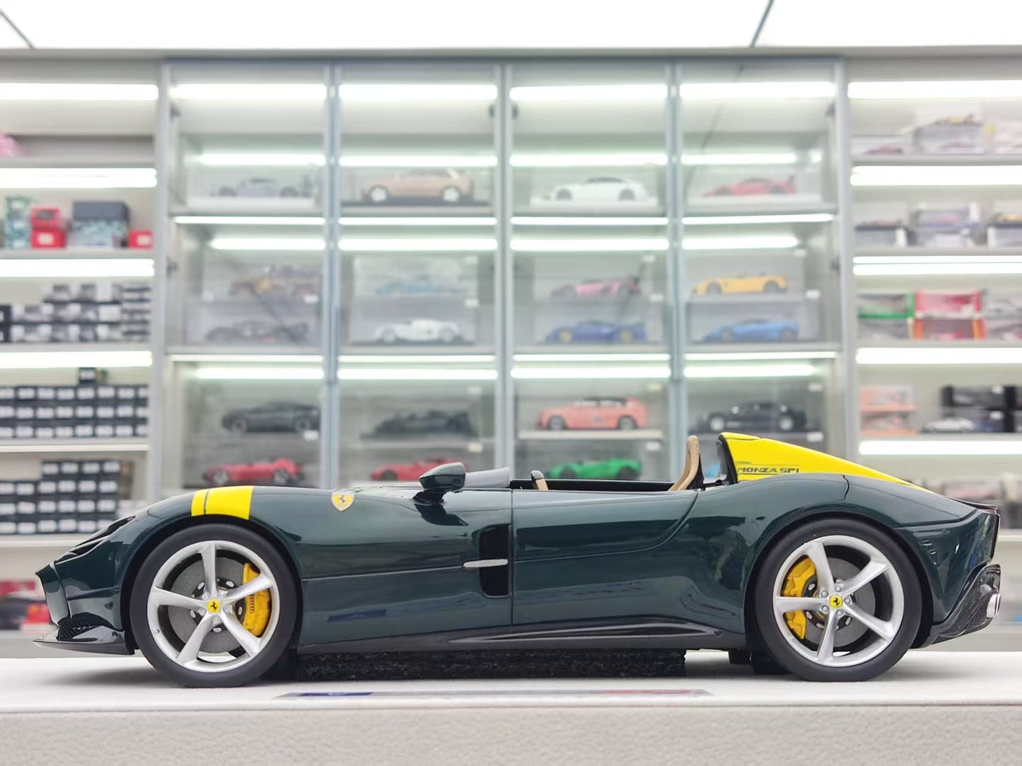 HERMES COLLECTION 1/18 Ferrari Monza SP1 British Green and Yellow Stripes HC008