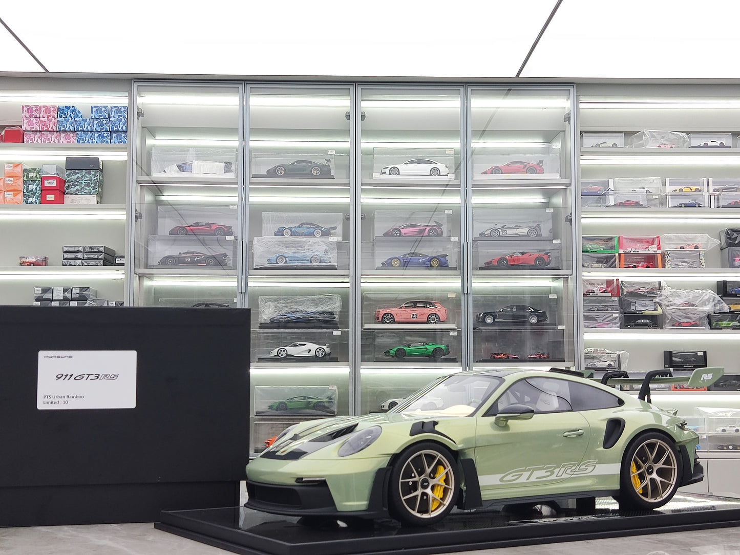 Dino Model 1/8 Porsche 992 GT3RS PR555P