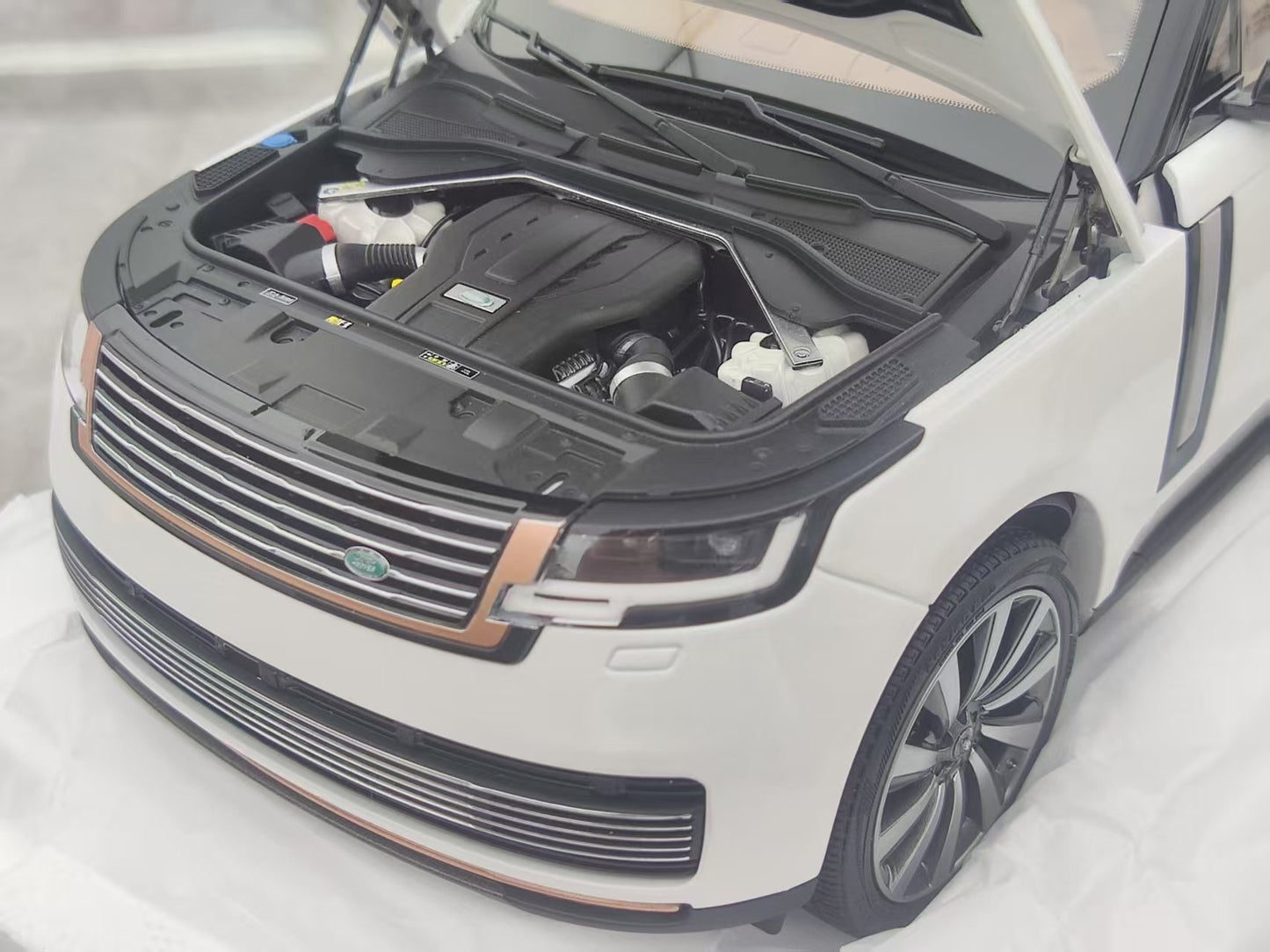LCD 1/18 Land Rover Range Rover SV Grand Creation Long Wheelbase White Black Top Alloy Model LCD118