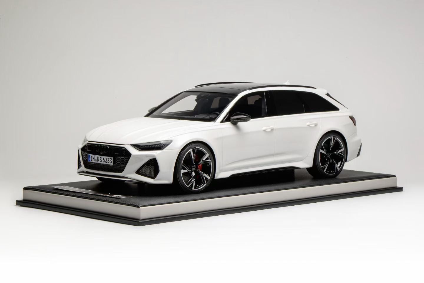 MOTORHELIX 1/12 Audi RS6 Avant 2021 (C8) resin car model