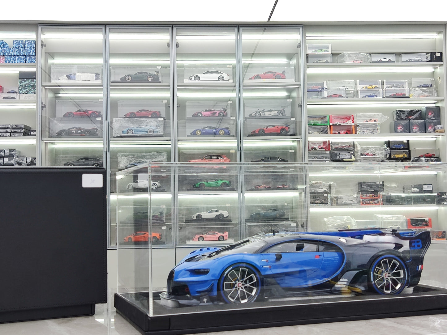 RUNNER 1/12 Bugatti Vision Gran Turismo Blue RNR021