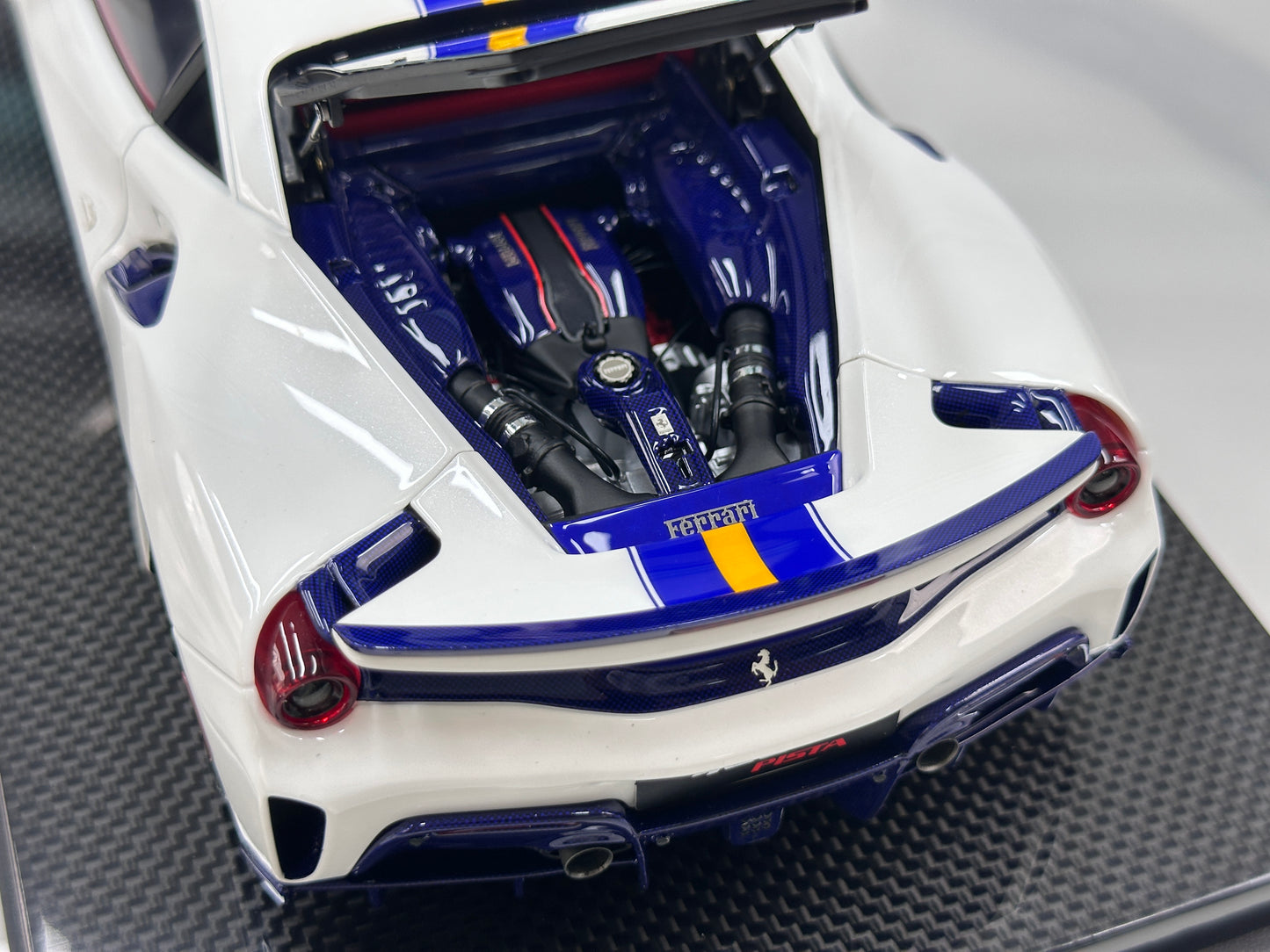 DM Pro 1:18 Ferrari 488 pista  – Black Base, Style E – White – Full-Opening Resin Model (DGP005B)