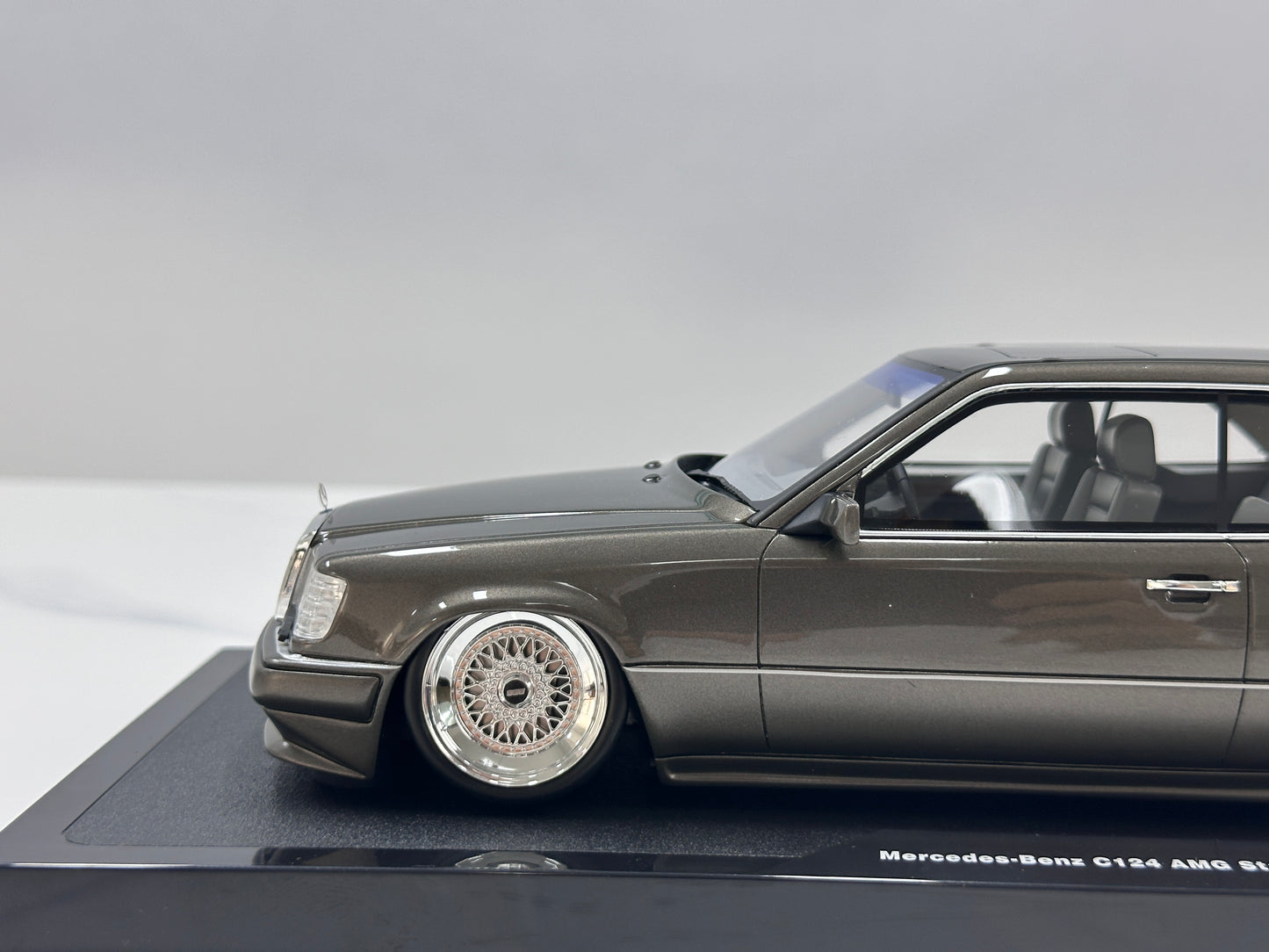 OTTO 1/18 Mercedes-Benz C124 AMG "Stance" – Anthracite Grey (OT1241)