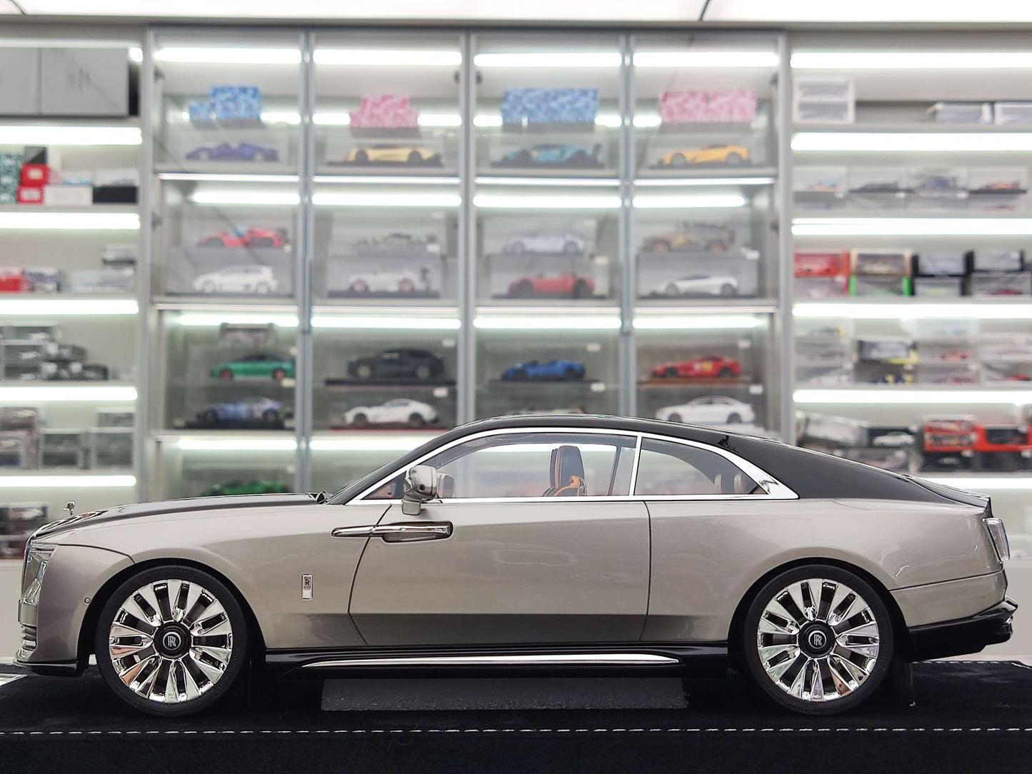 HH Model 1/18 Rolls-Royce Spectre, Platinum Grey/Diamond Black (HH375)