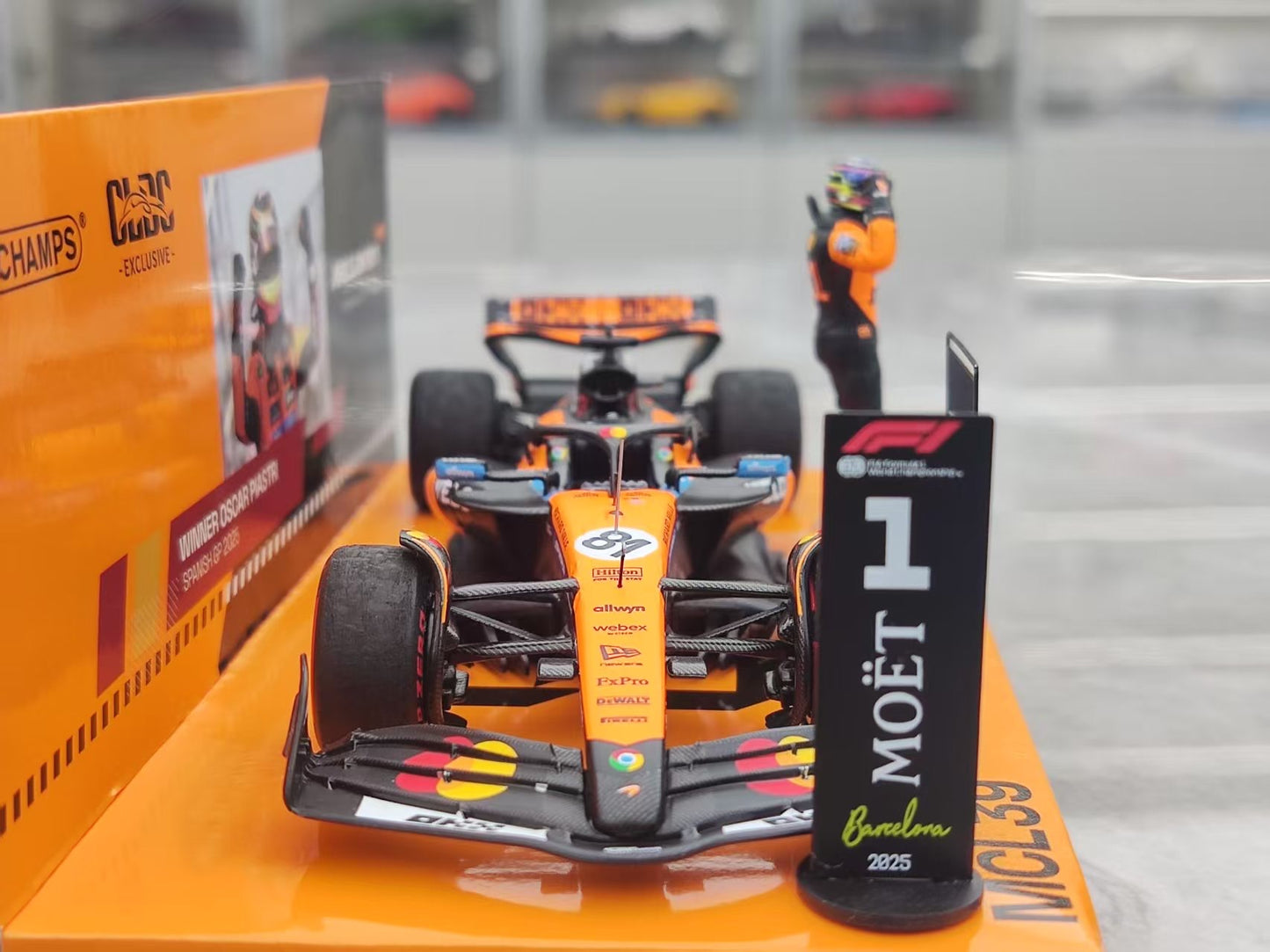 MINICHAMPS 1/43 McLaren F1 Team MCL39 - Winner Spanish GP 2025 with driver figure and scoring board, Orange 533255181