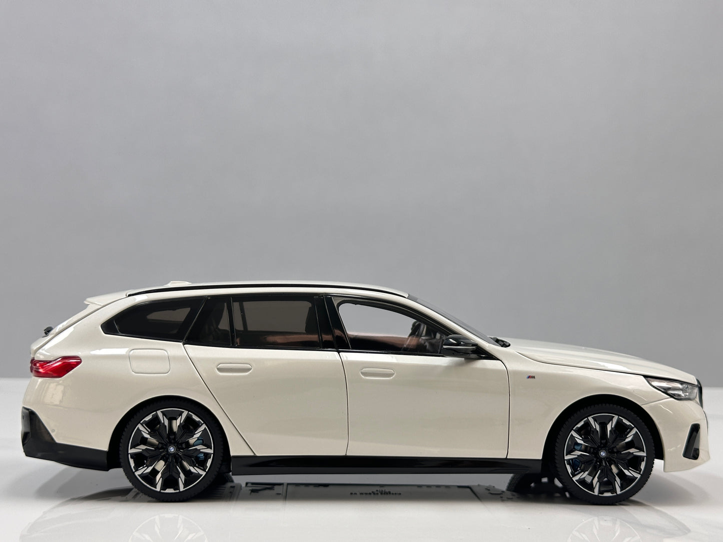MINICHAMPS 1/18 BMW i5 M60 Touring 2024 Metallic White 110023601