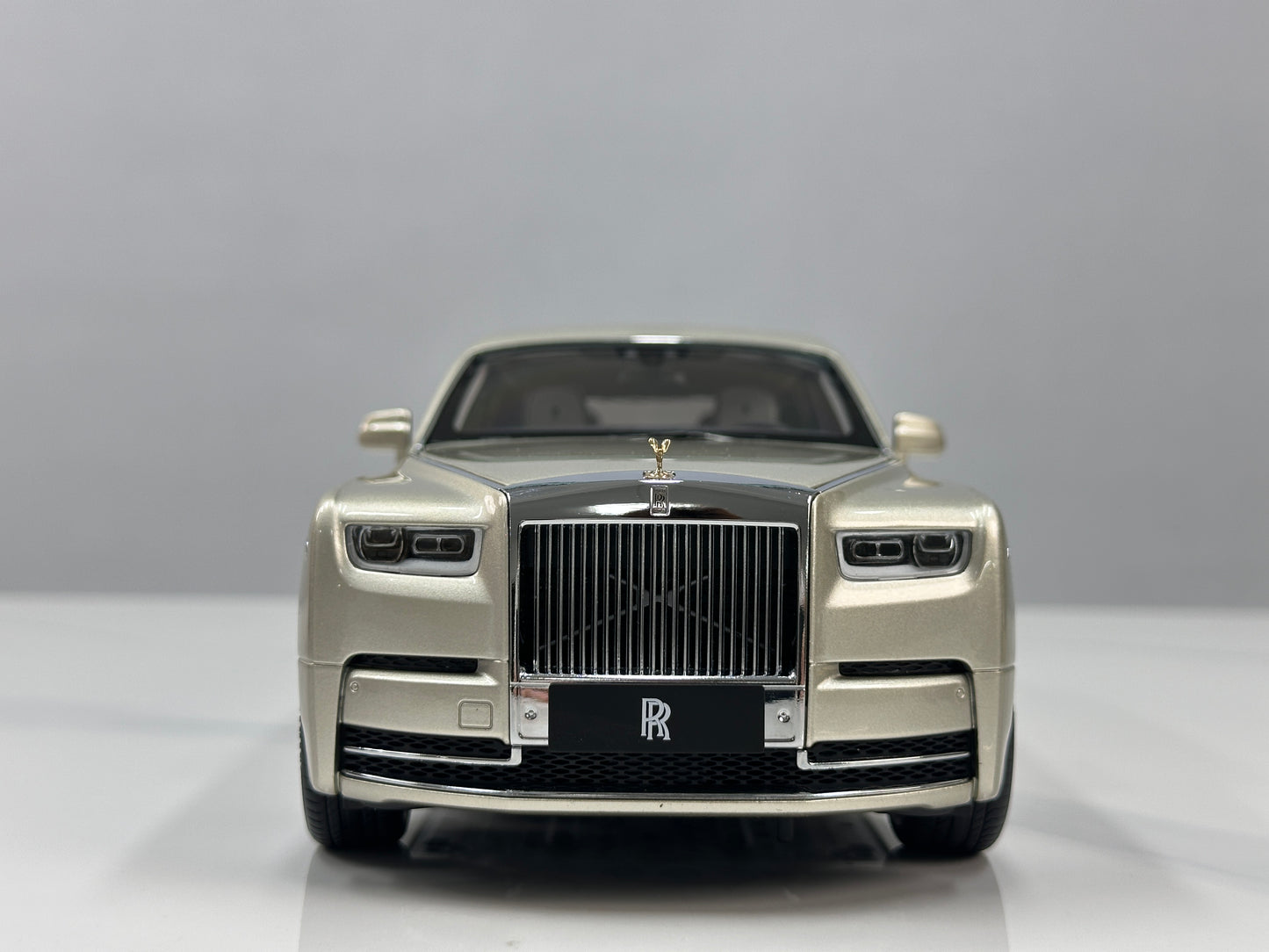 ZP 1/18 Rolls-Royce Phantom VIII (Gold Badge / Leather Suitcase Edition) – Champagne Gold (ZP116)