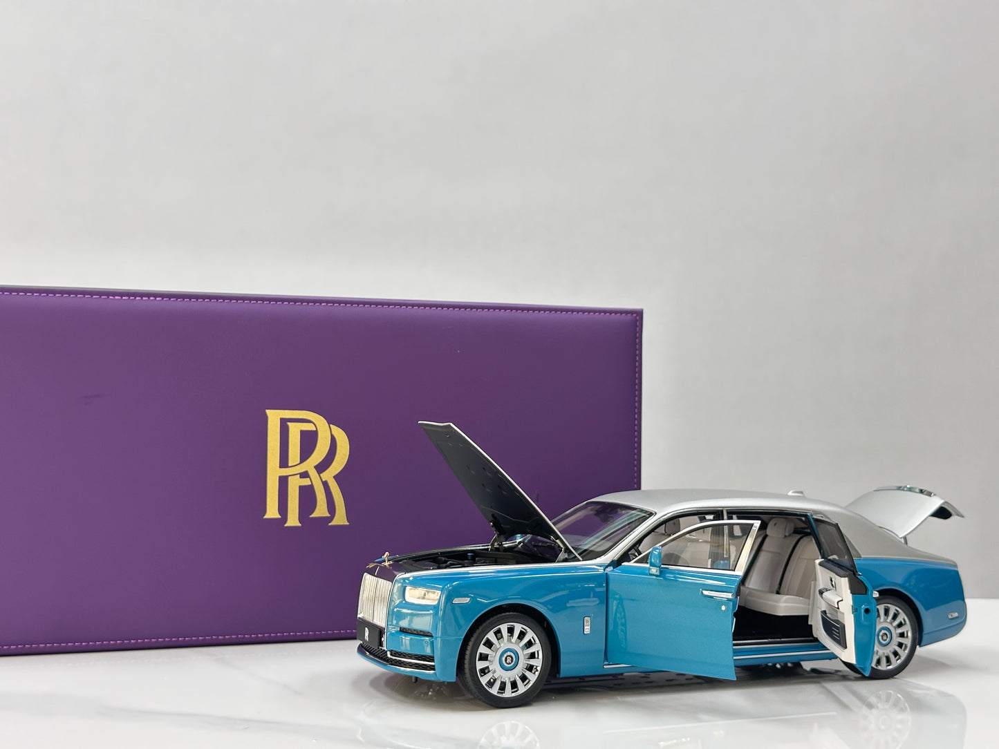 ZP 1/18 Rolls-Royce Phantom VIII – Silver/Turquoise Blue (ZP120)