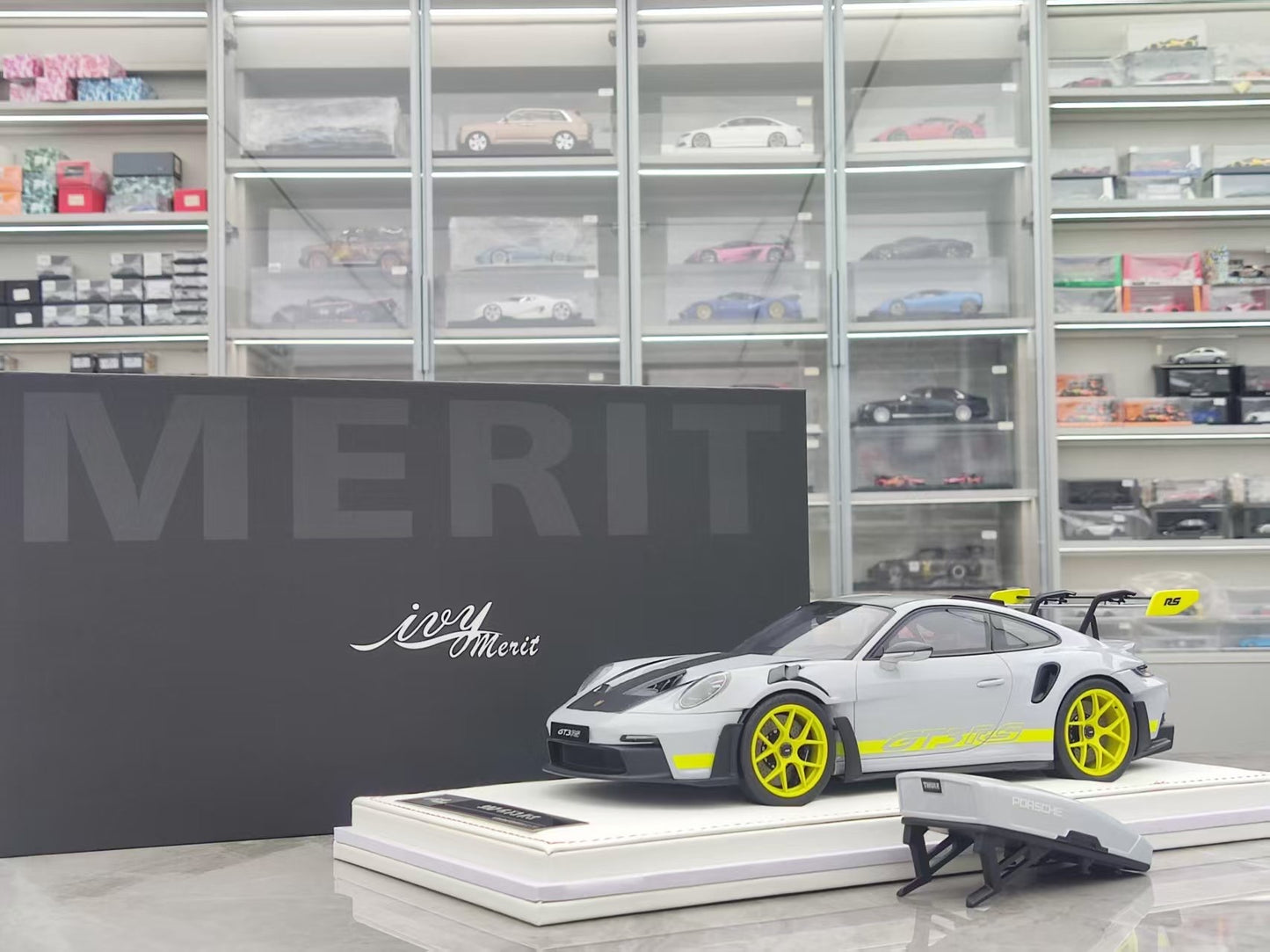 IVY 1/18 Porsche 992 GT3 RS Metallic Ice Grey IM1837IGG