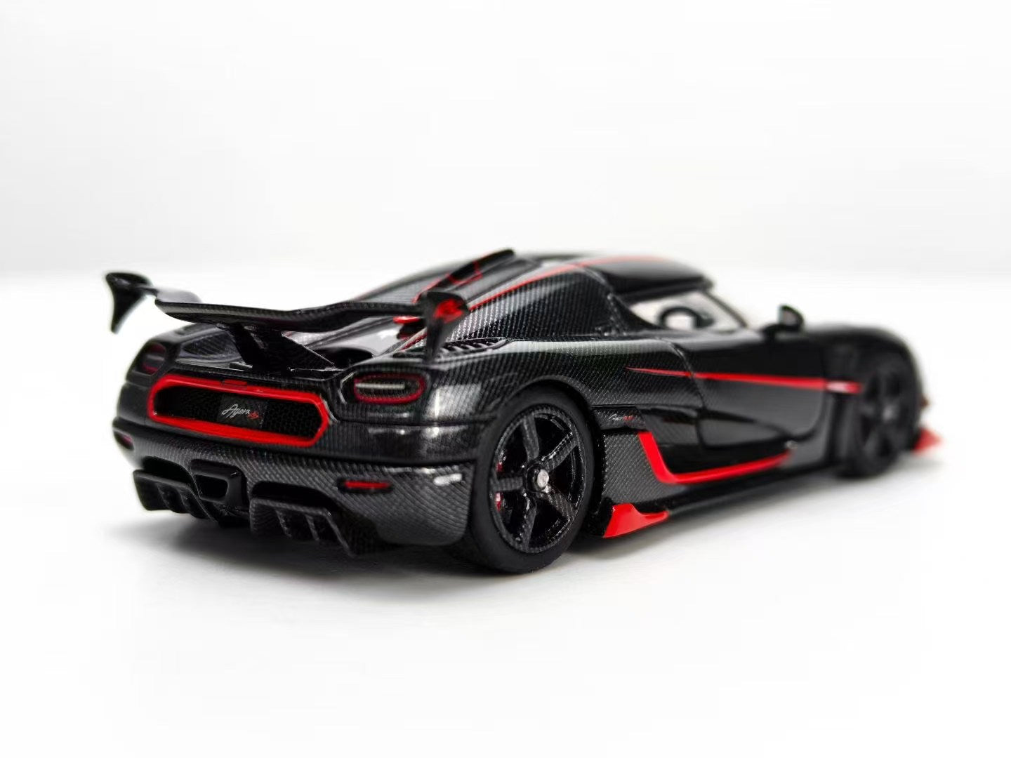 Frontiart 1/64 Koenigsegg Agera RS Genesis Carbon + Red Stripes