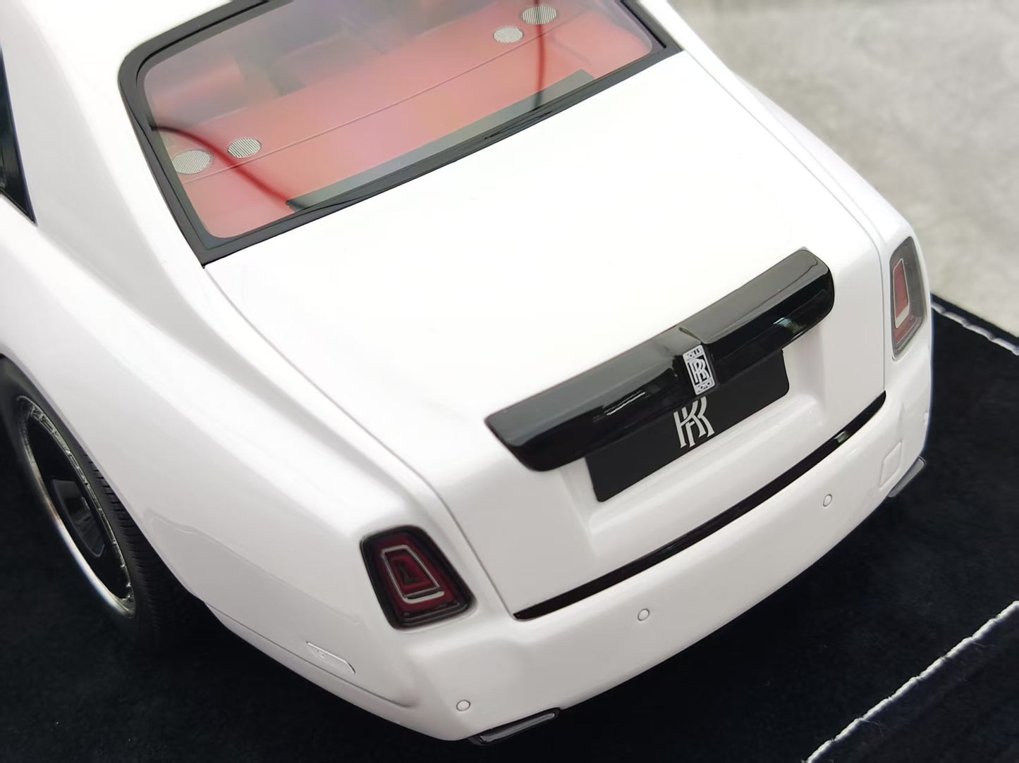 HH Model 1/18 Rolls-Royce Phantom Series II Black and White Panda Colorway HH537