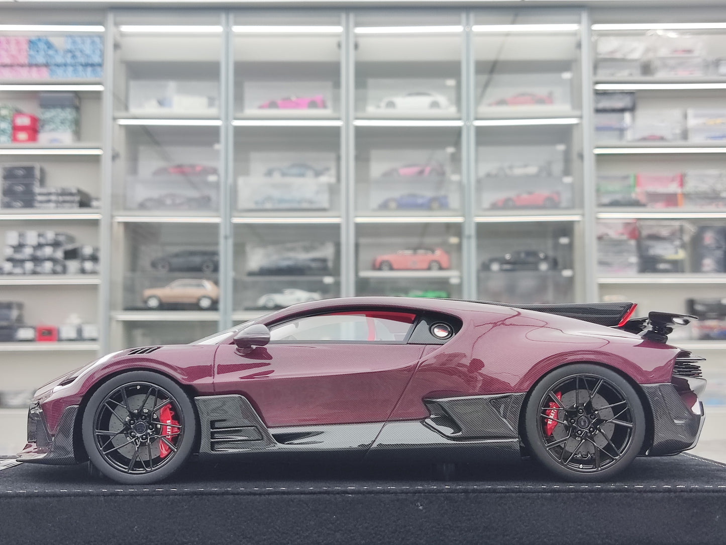 HH Model 1/18 Bugatti Divo, Red All Carbon Fiber HH515