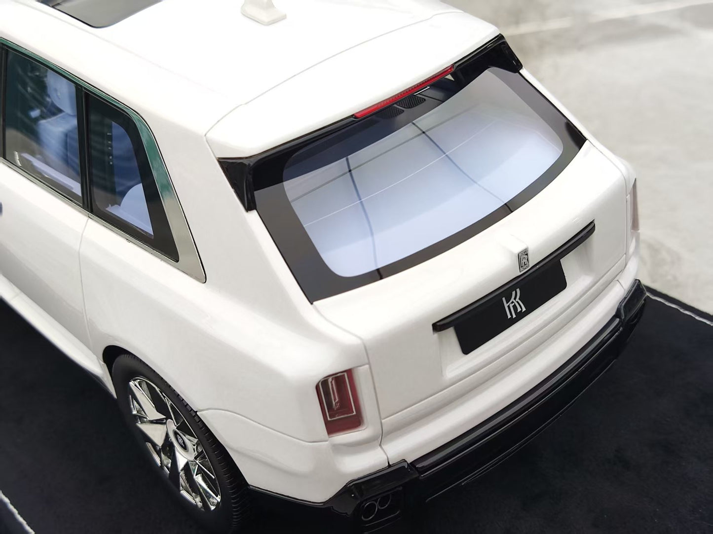 HH Model 1/18 Rolls-Royce Cullinan Cosmic Laser Color-Changing White HH543