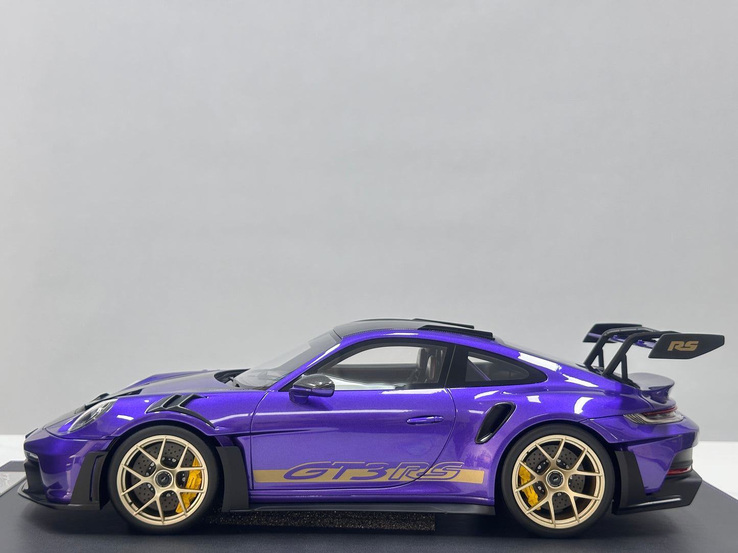 IVY 1/12 Porsche 992 GT3 RS – Purple with Gold Wheels (IVY245)