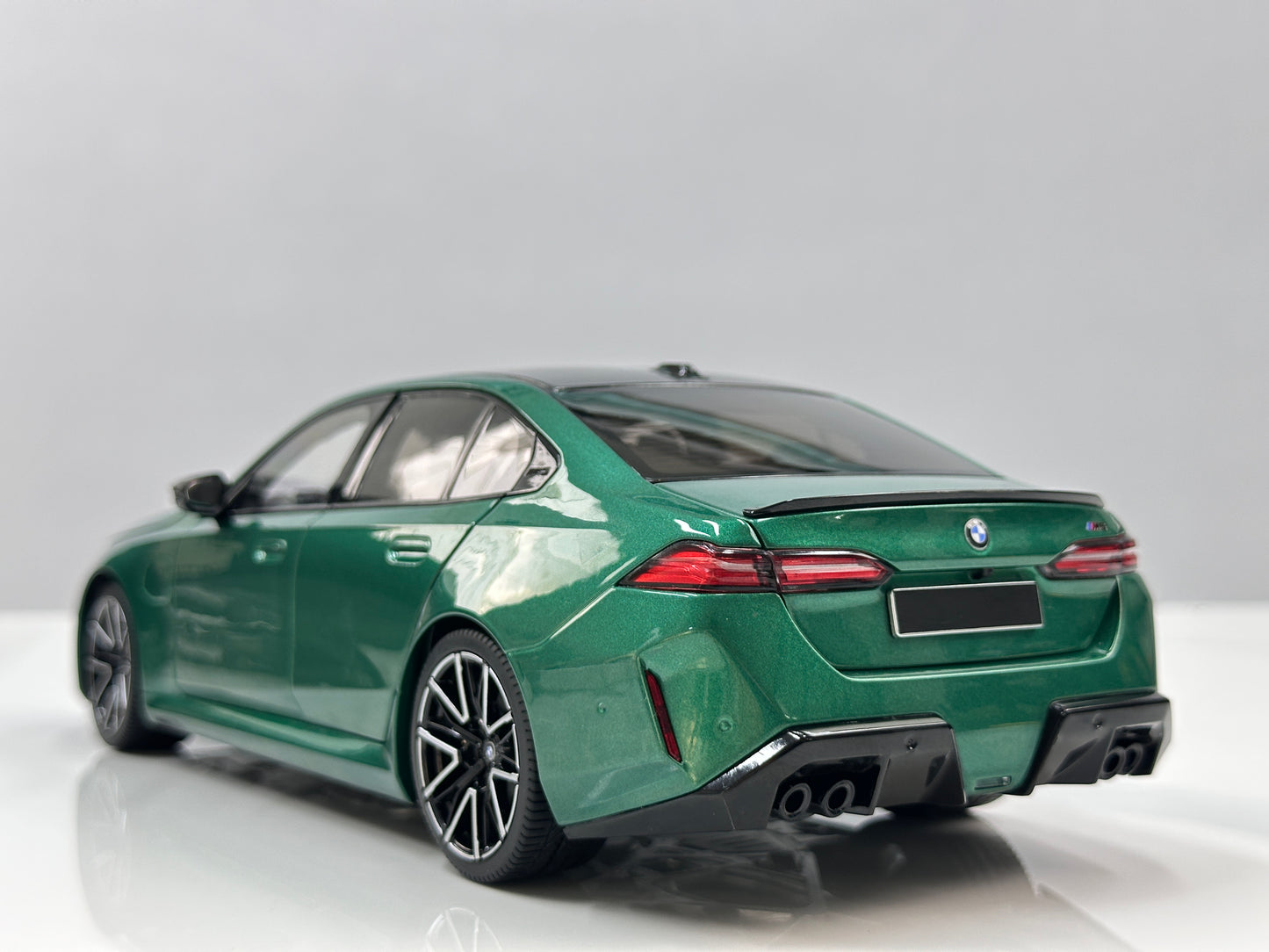 MINICHAMPS 1/18 BMW M5 (2024) Metallic Green 110023800