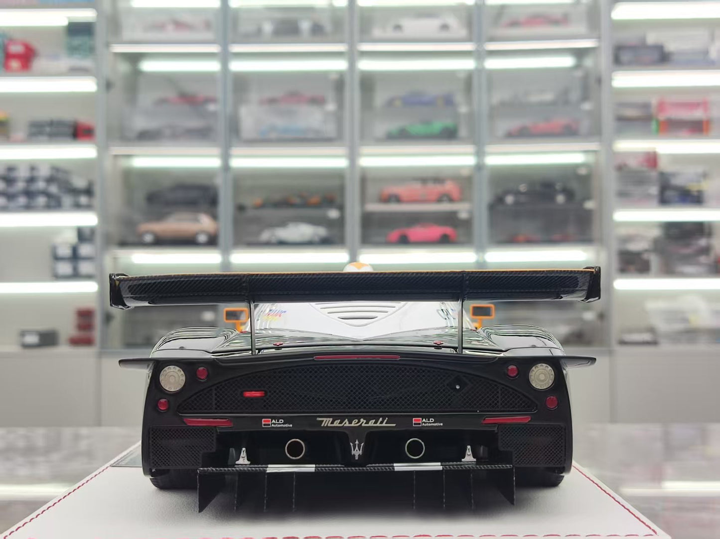 GL 1/18 Maserati MC12 Track Edition Black + White JS-GL019