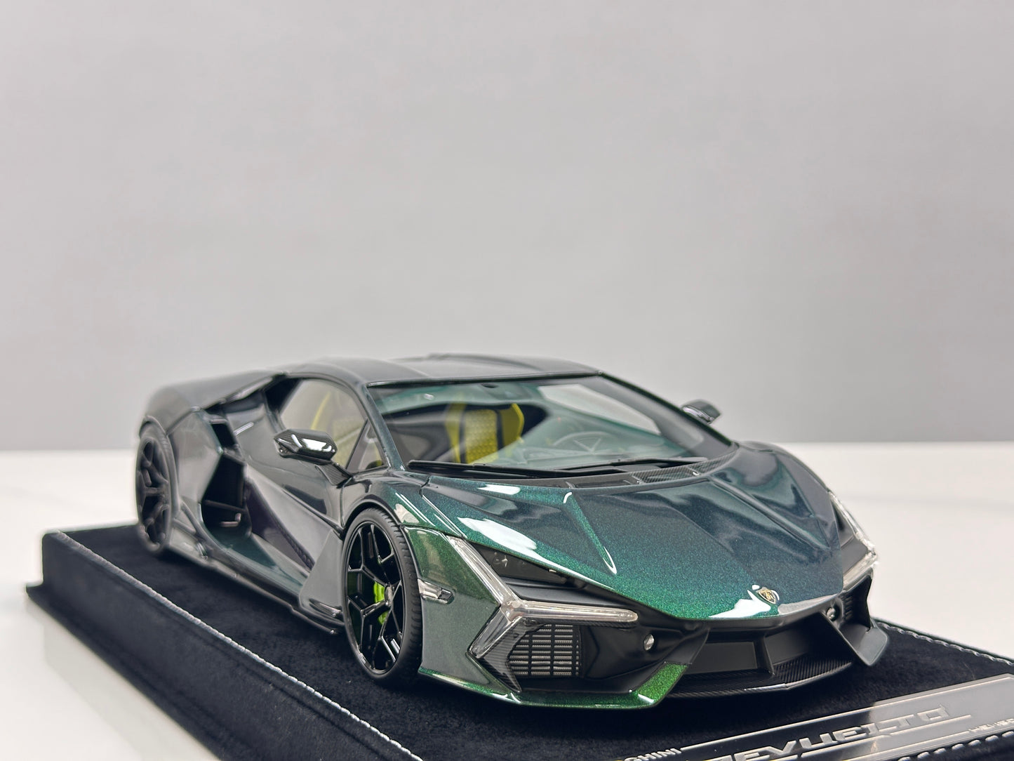 HH Model 1/18 Lamborghini Revuelto Green/Purple Chameleon HH621