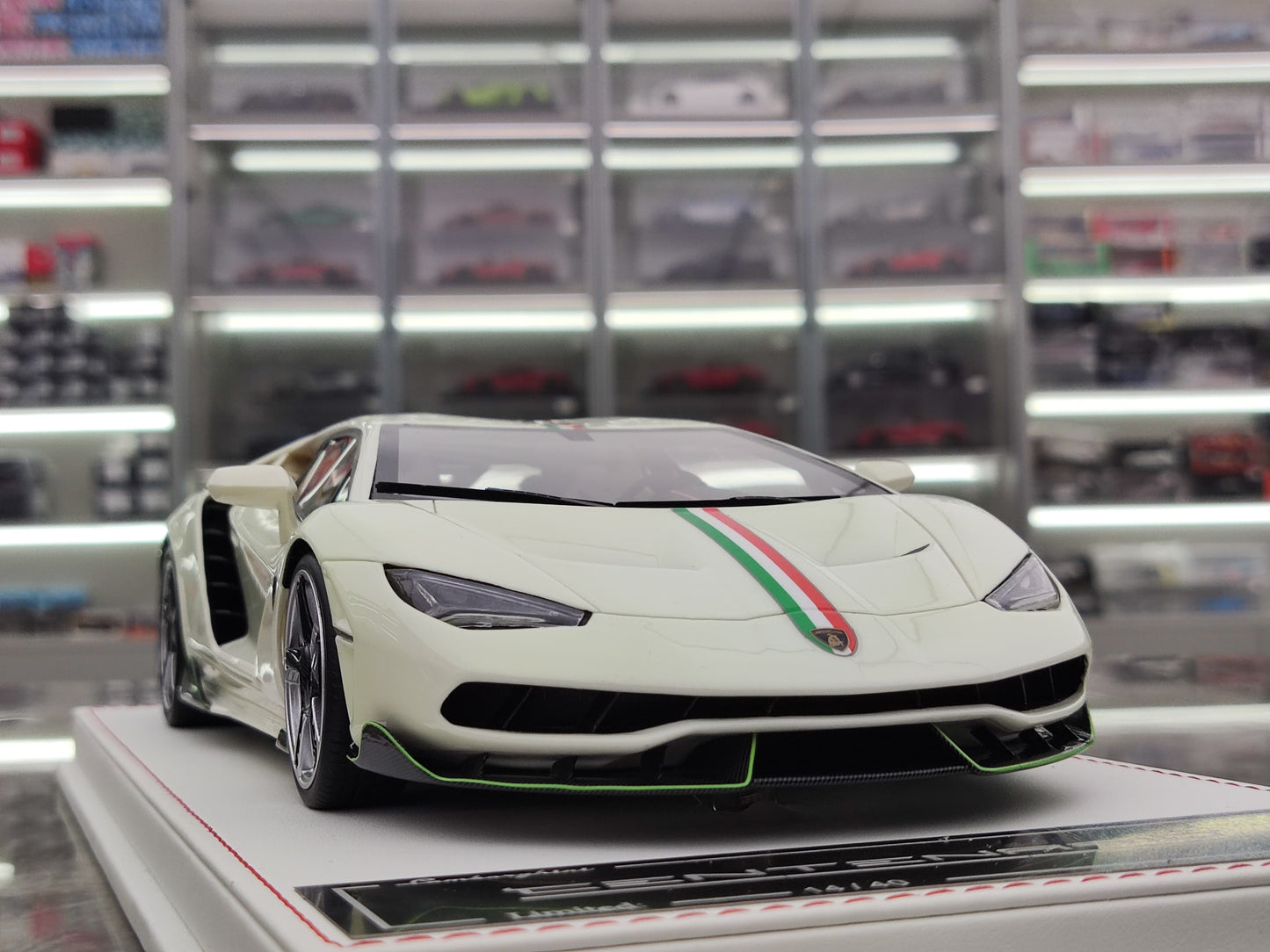TE 1/18 Lamborghini Centenario Pearl White/Fluorescent Green Simulated Car Model JS-TE001