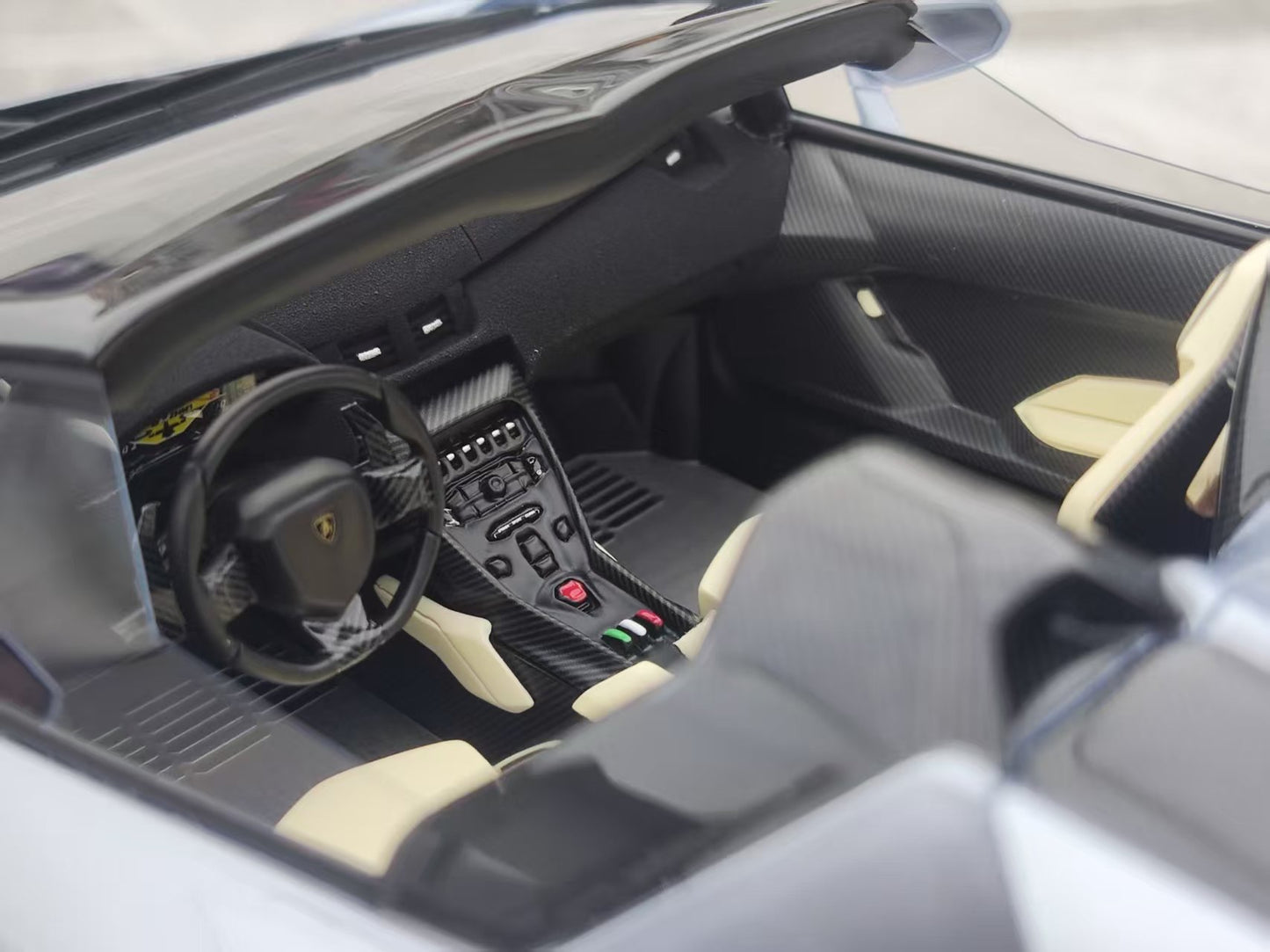 HH Model 1/18 Lamborghini Veneno Roadster, Silver Blue, HH561