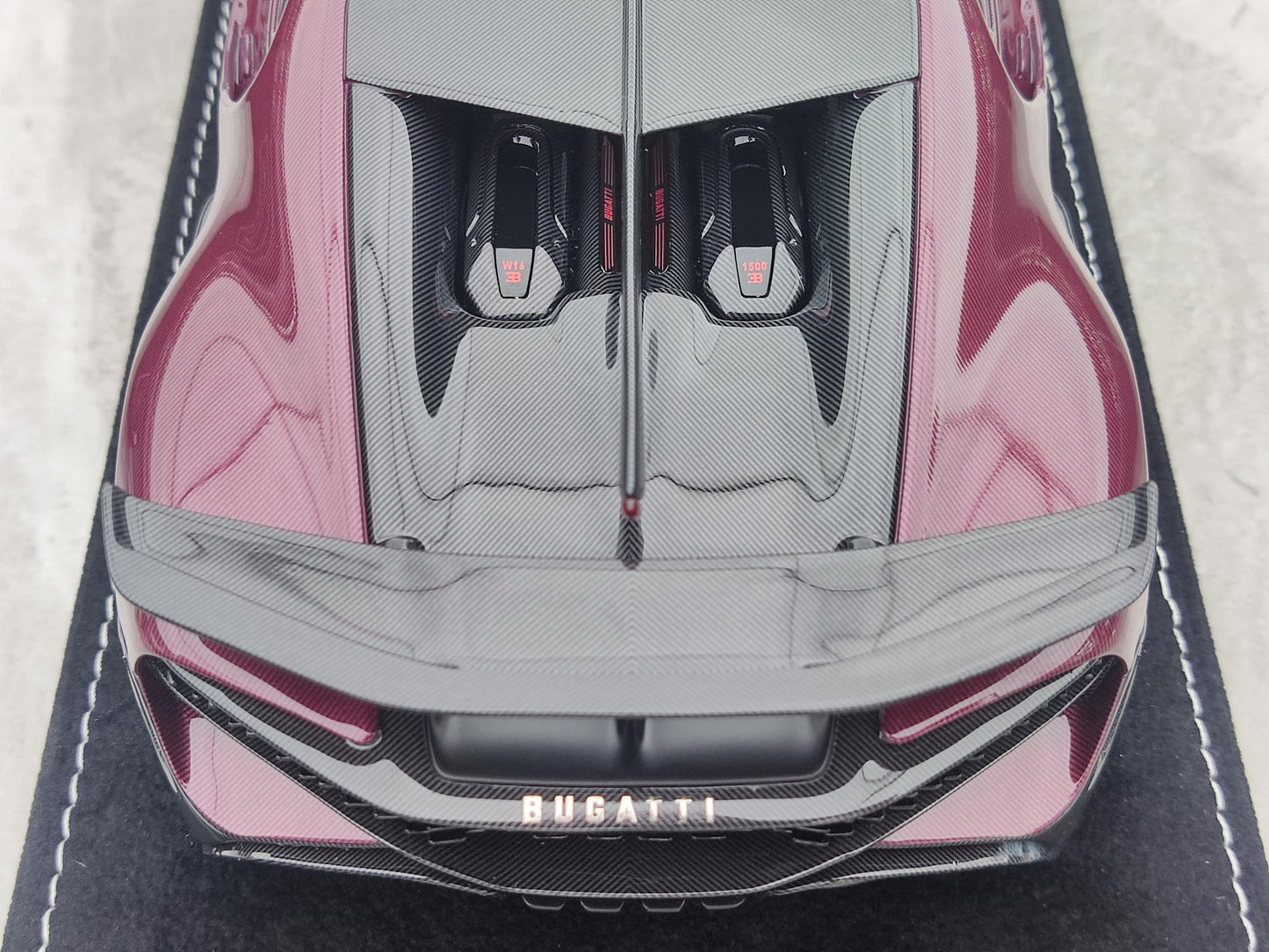 HH Model 1/18 Bugatti Divo, Red All Carbon Fiber HH515