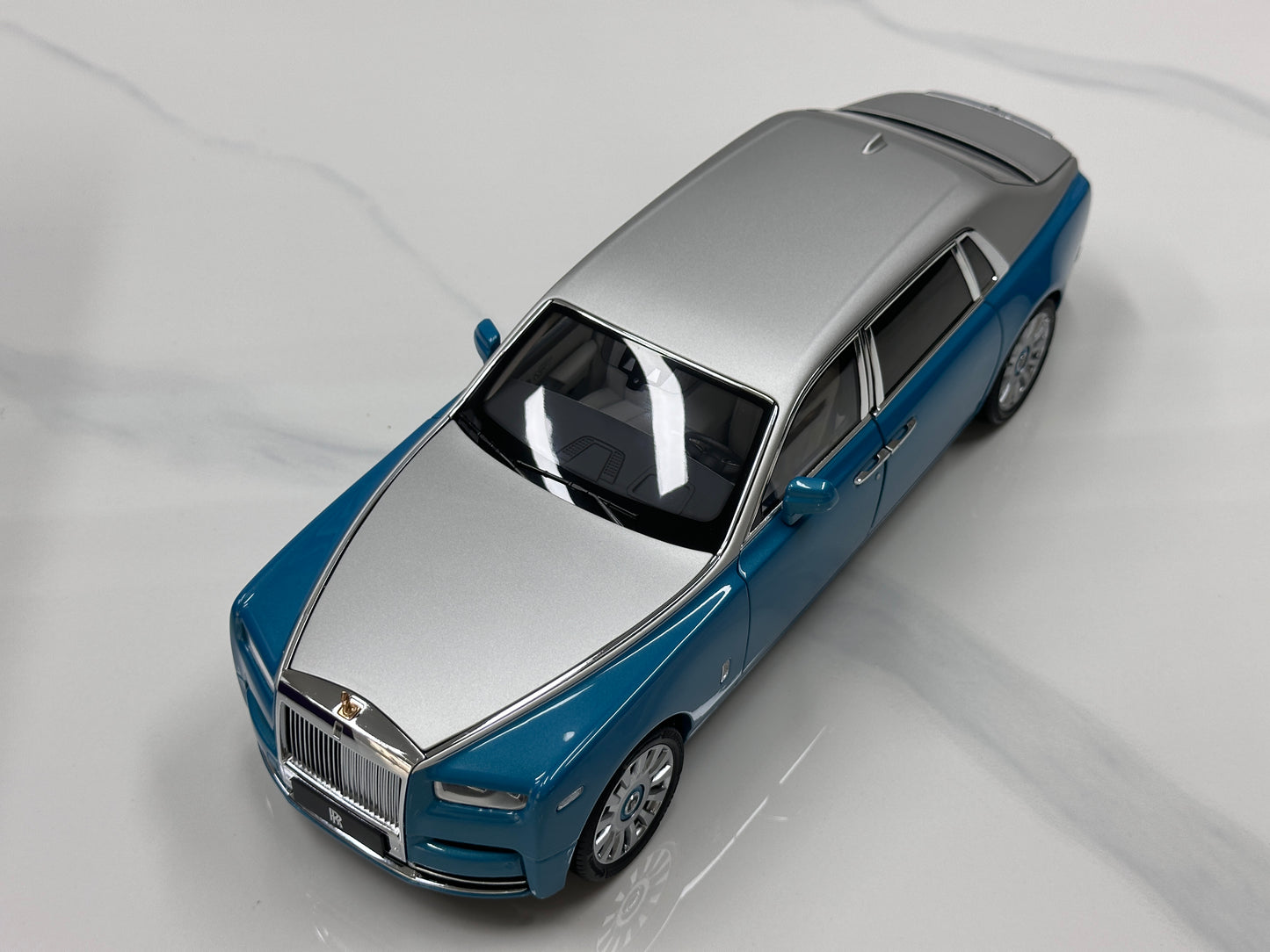 ZP 1/18 Rolls-Royce Phantom VIII – Silver/Turquoise Blue (ZP120)