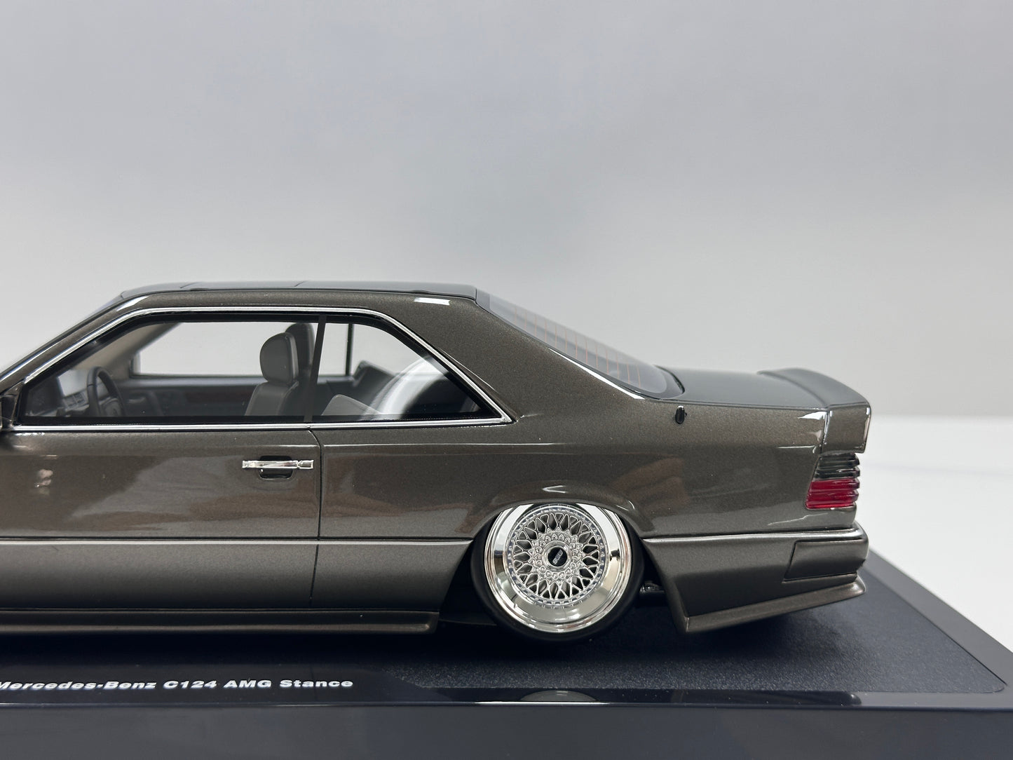 OTTO 1/18 Mercedes-Benz C124 AMG "Stance" – Anthracite Grey (OT1241)