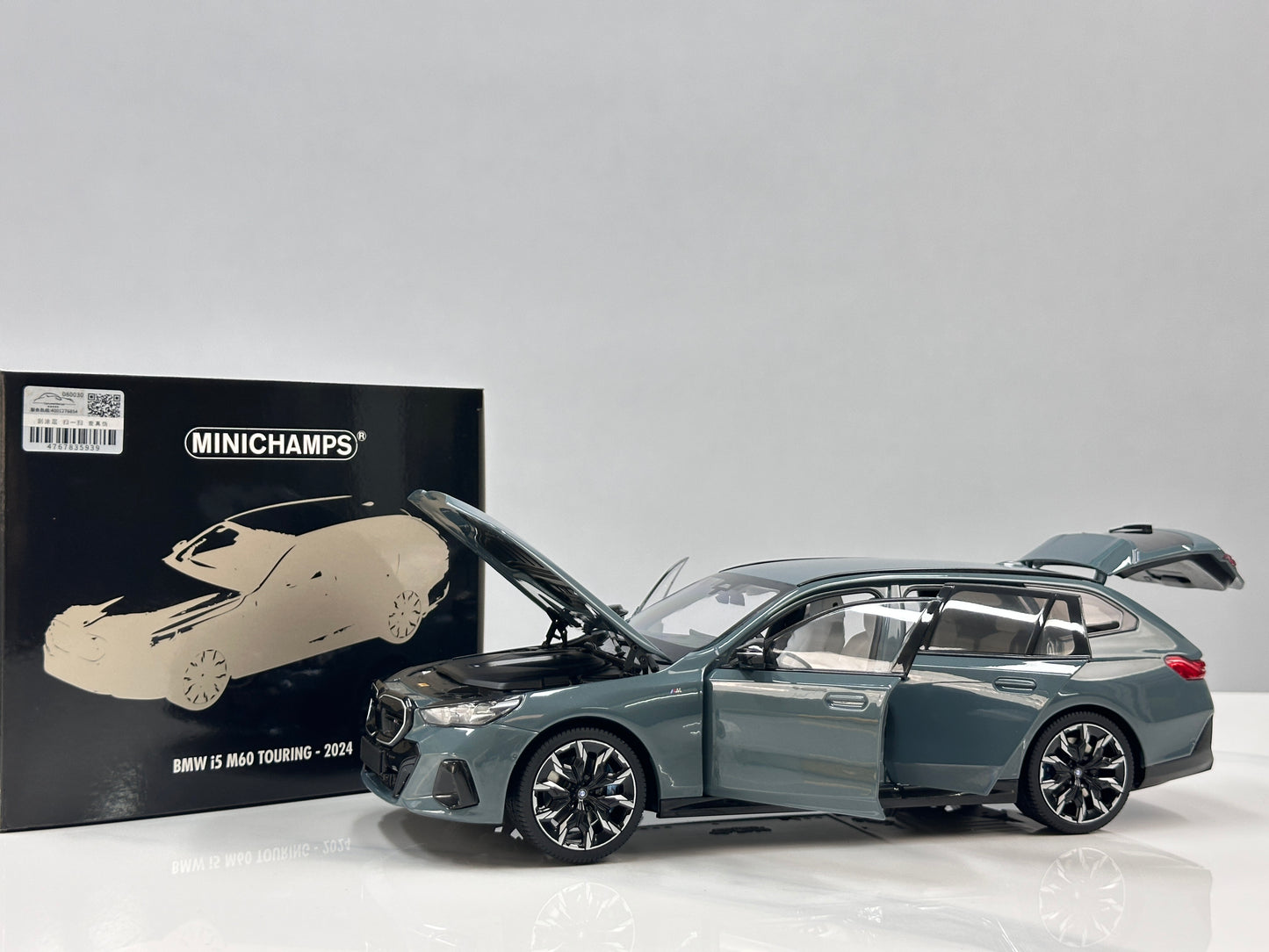 MINICHAMPS 1/18 BMW i5 M60 Touring 2024 Metallic Green 110023600