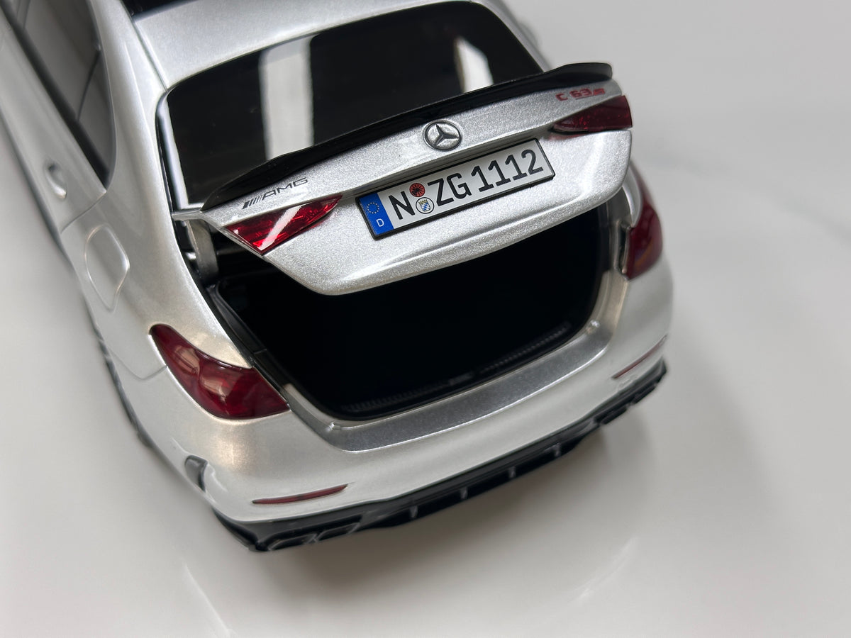 NZG 1/18 Mercedes-AMG C63 S E Performance – Tech Silver (111200055)