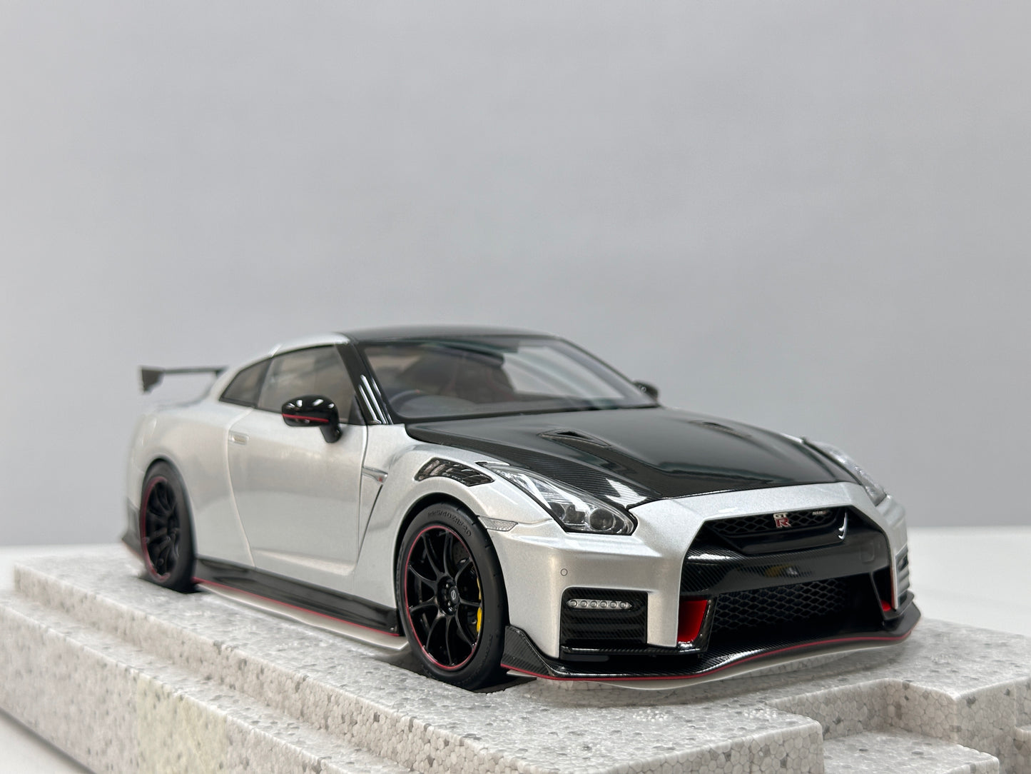 MOTORHELIX 1/18 Nissan GT-R NISMO (R35) Special Edition 2022 Ultimate Metallic Silver MH368