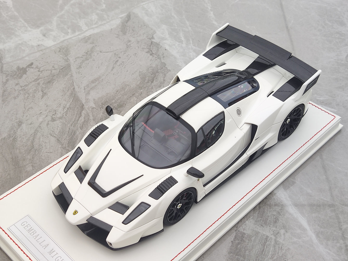 RUNNER 1/18 Ferrari Enzo MIG-UI Simulation Model Car Ornaments