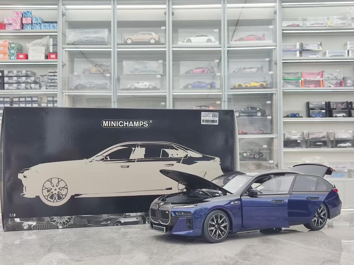 MINICHAMPS 1/18 BMW i7 M70 (G70) Diecast Fully Opening Car Model