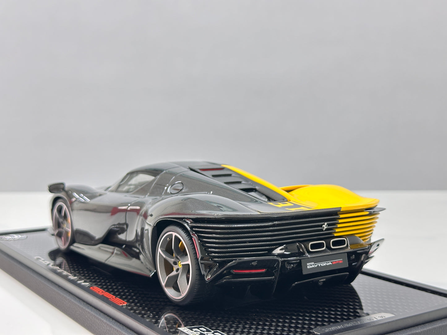 BBR 1:18 Ferrari Daytona SP3 (Red Box Edition) – Modena Yellow + Black Carbon Fiber (P18224TMOCH)