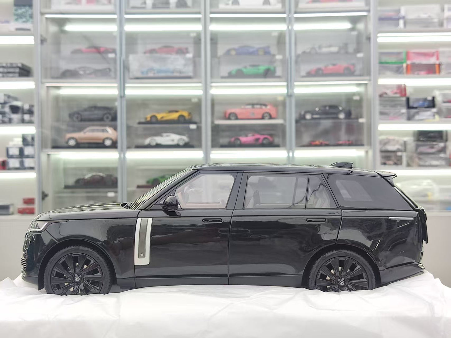LCD 1/18 Land Rover Genesis Extended Edition Black Alloy Car Model LCD120