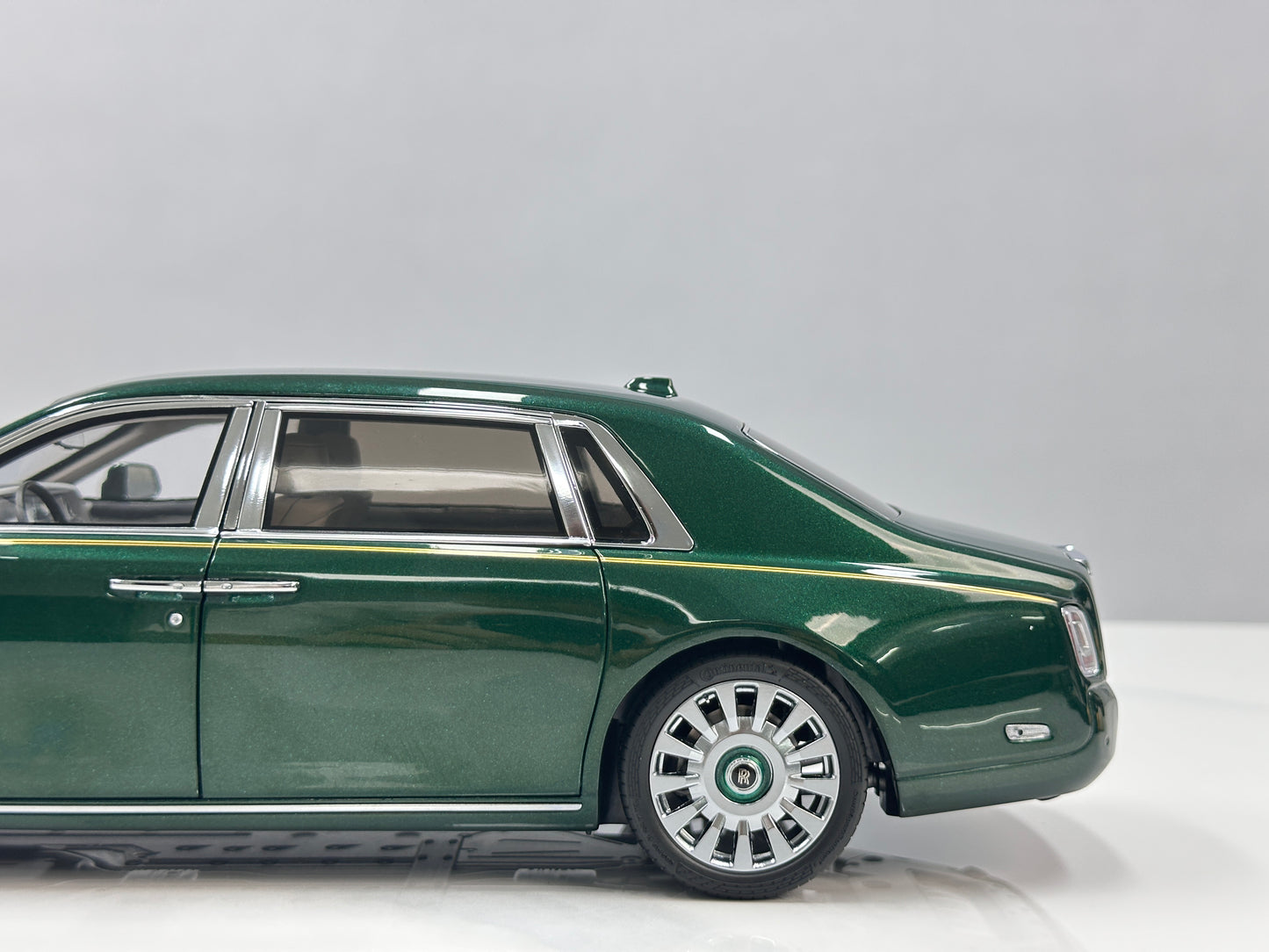 ZP 1/18 Rolls-Royce Phantom VIII (Gold Badge / Leather Suitcase Edition) – Peninsula Green (ZP117)